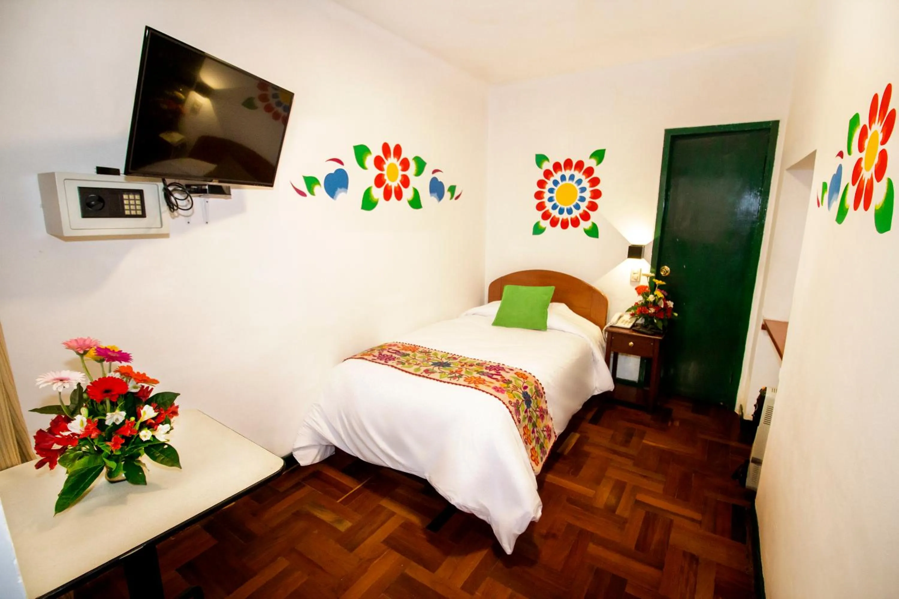 Inner courtyard view, Bed in Cusco Plaza Nazarenas