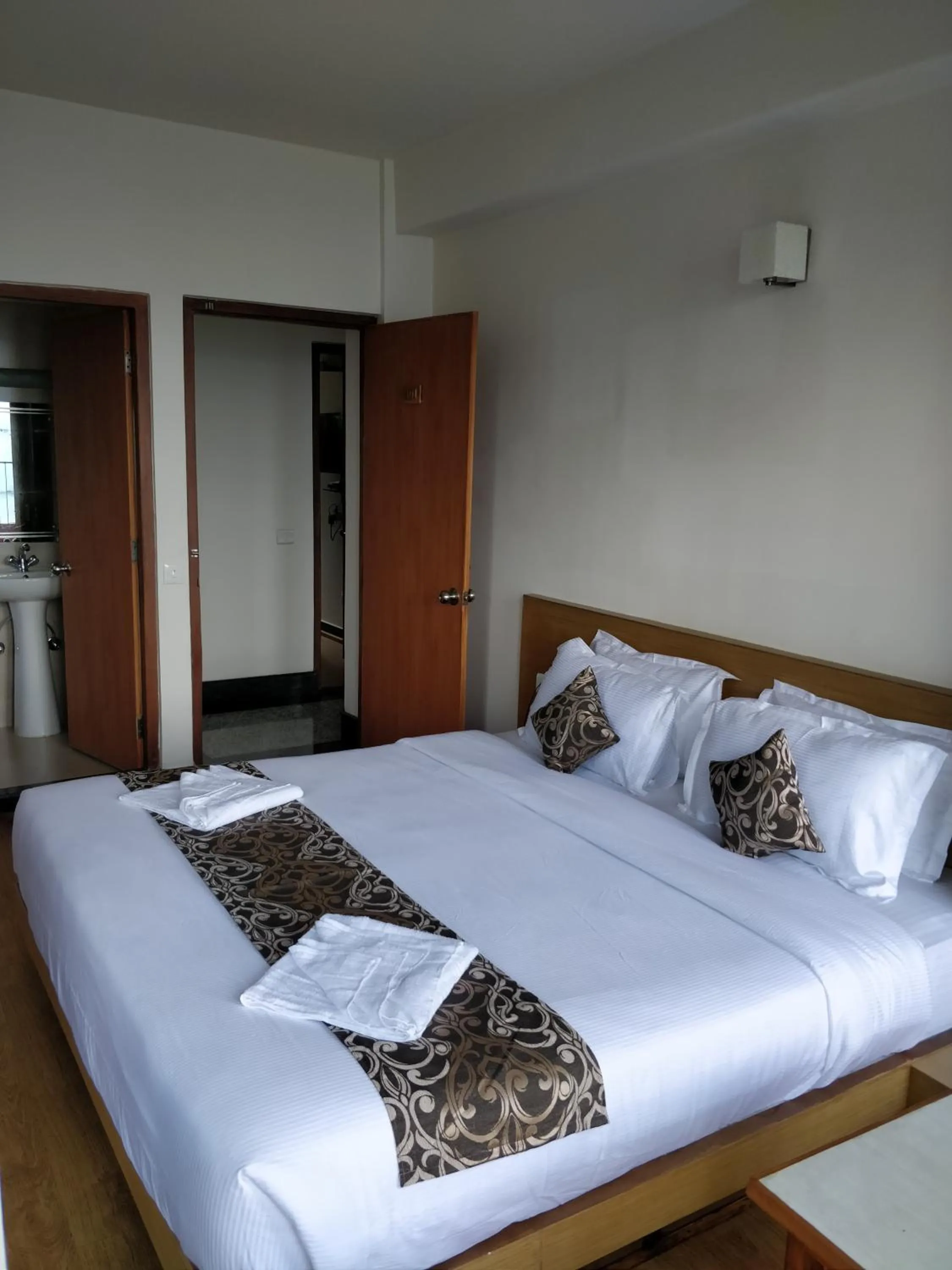 Bathroom, Bed in Hotel Ninamma