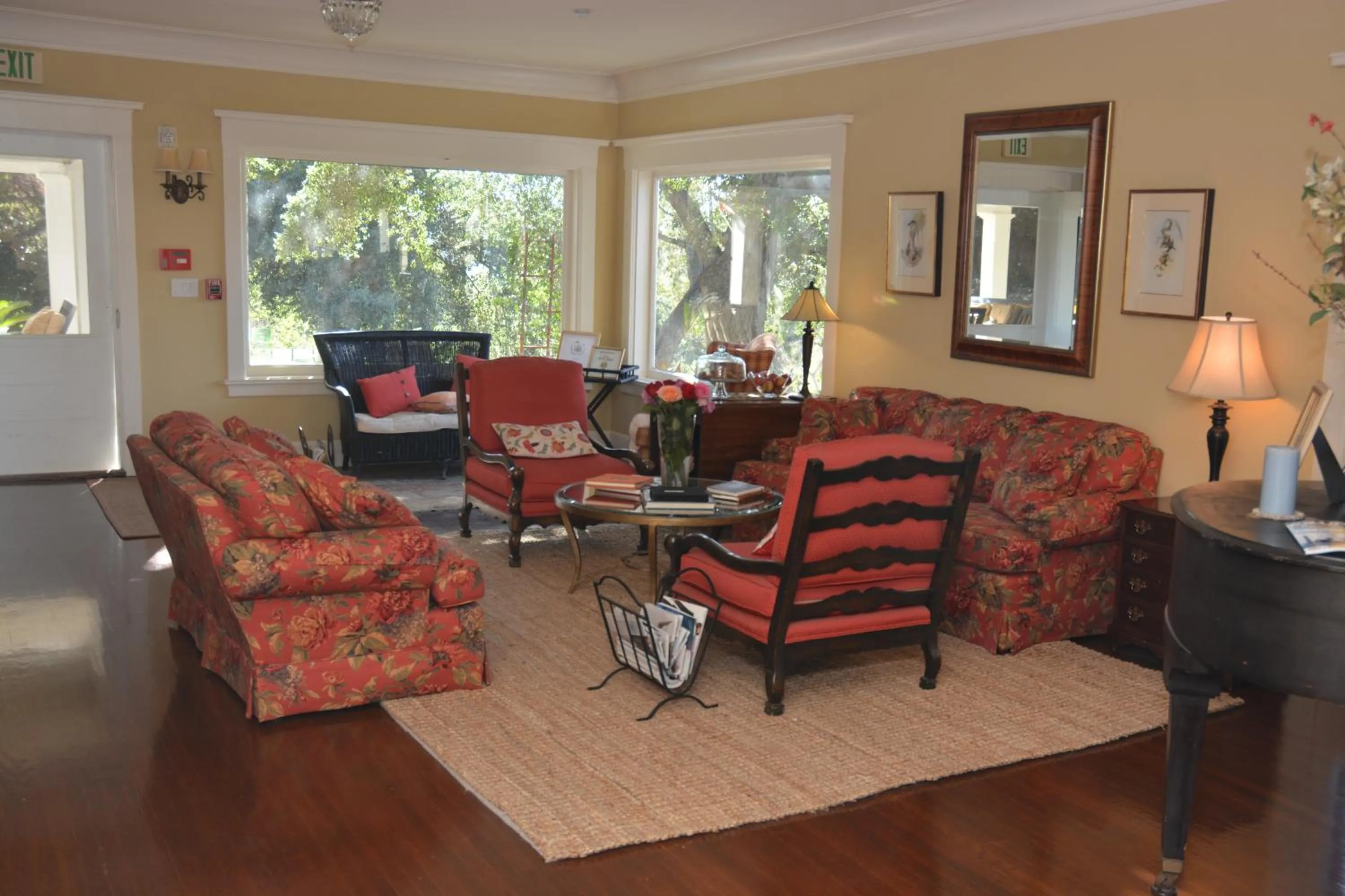 Communal lounge/ TV room in Arroyo Vista Inn