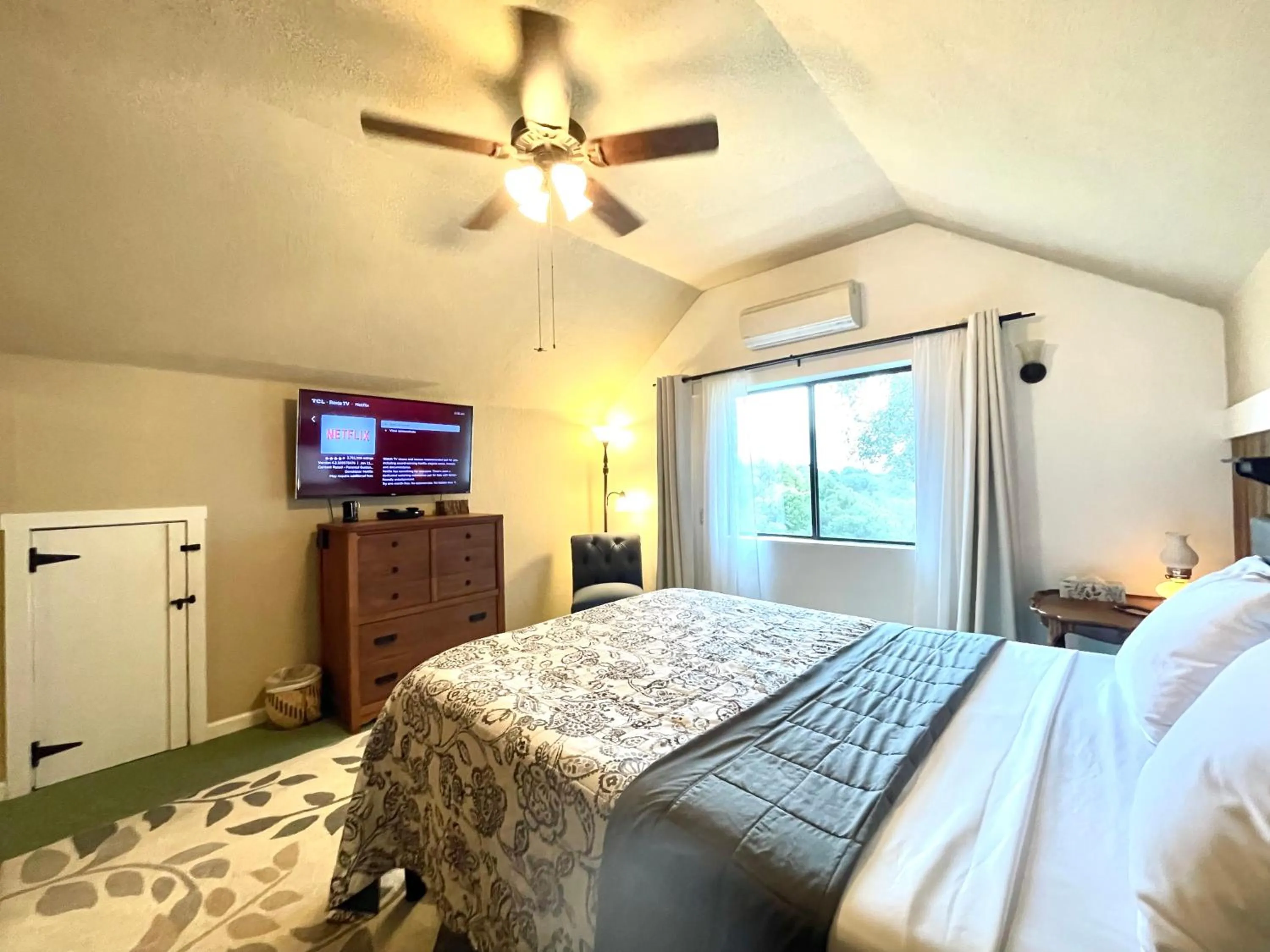 Bed in Sierra Mountain Lodge - Vacation Rentals - Yosemite