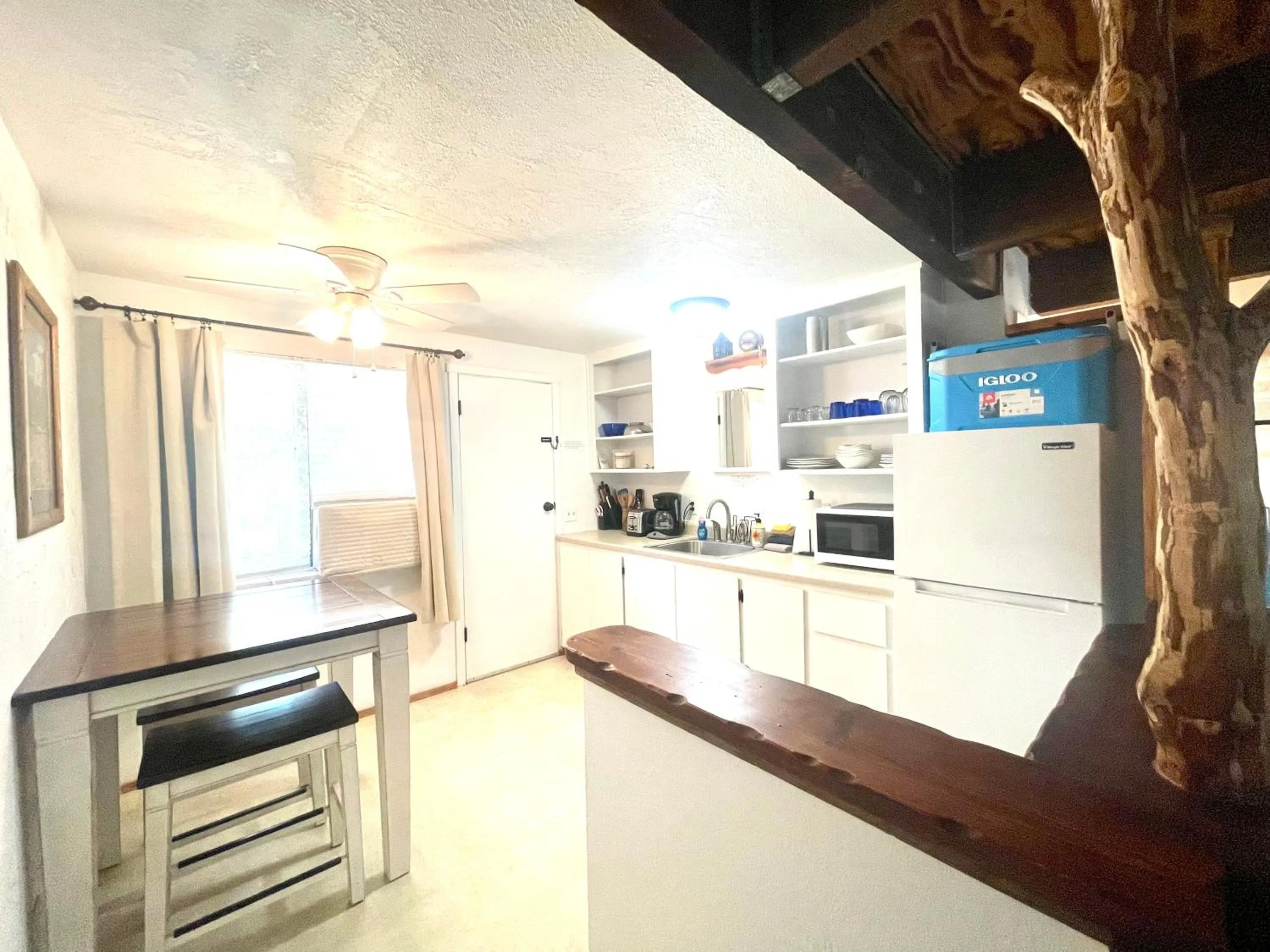 Kitchen or kitchenette in Sierra Mountain Lodge - Vacation Rentals - Yosemite