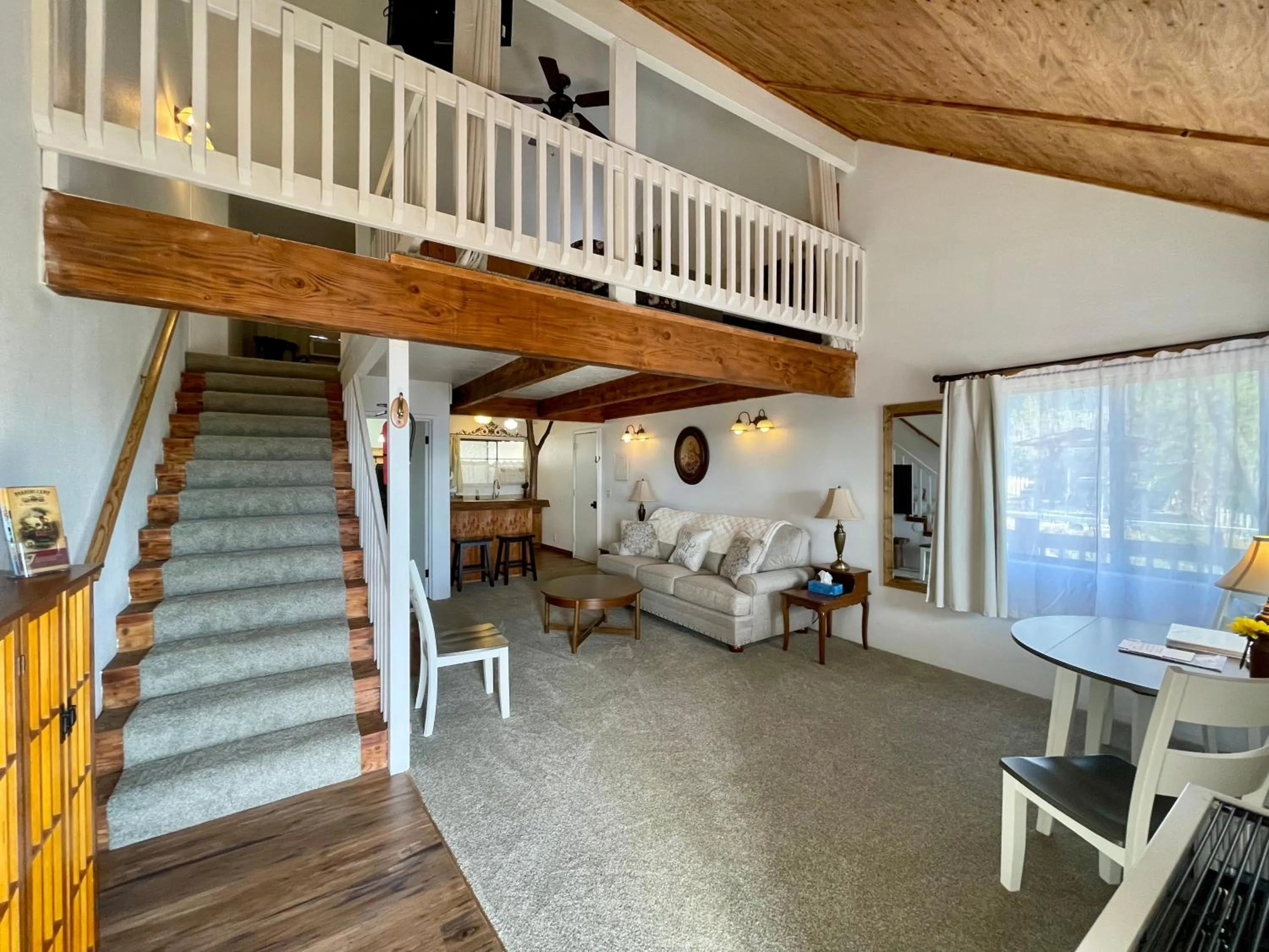 Living room in Sierra Mountain Lodge - Vacation Rentals - Yosemite