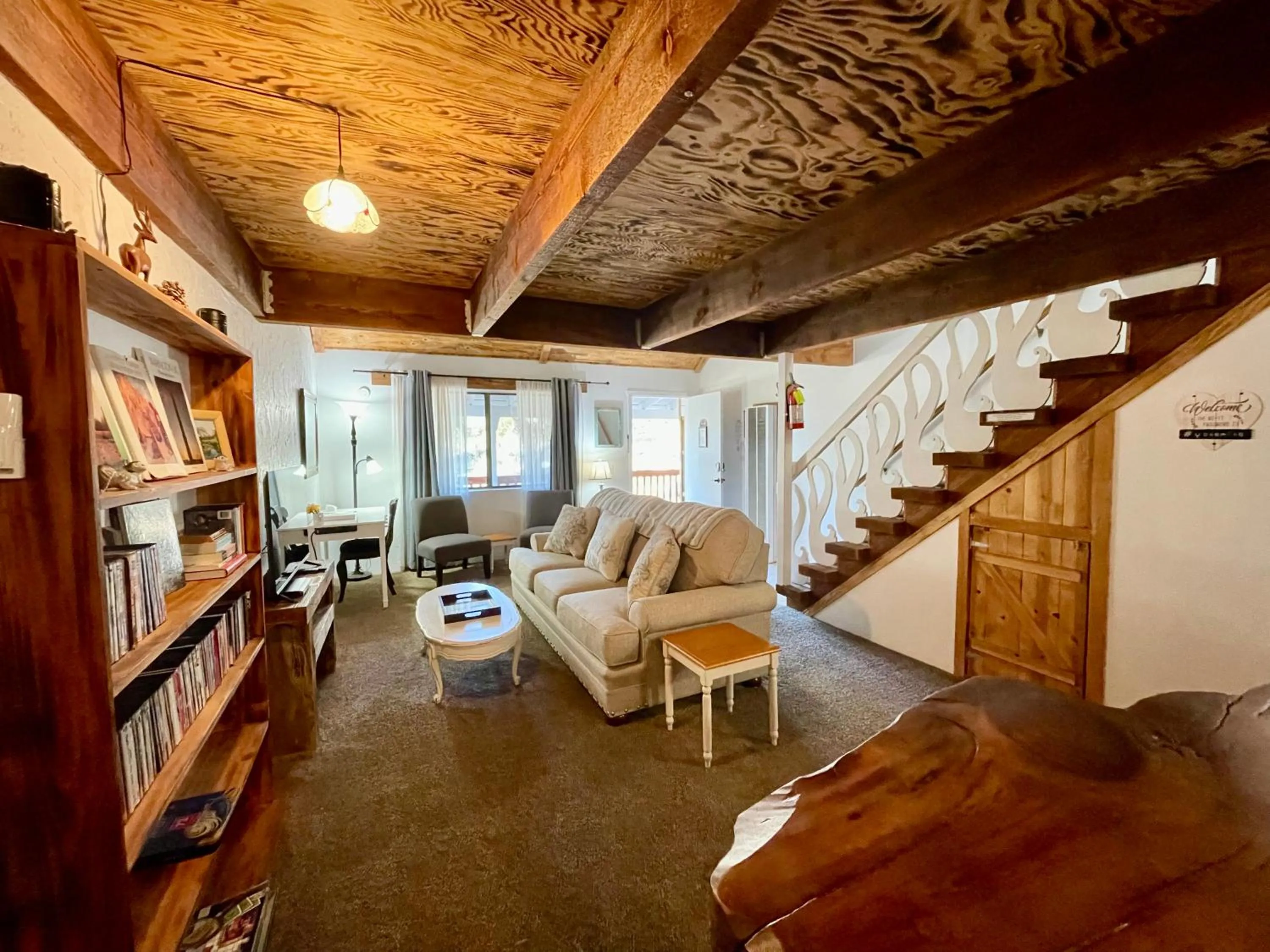 Living room in Sierra Mountain Lodge - Vacation Rentals - Yosemite