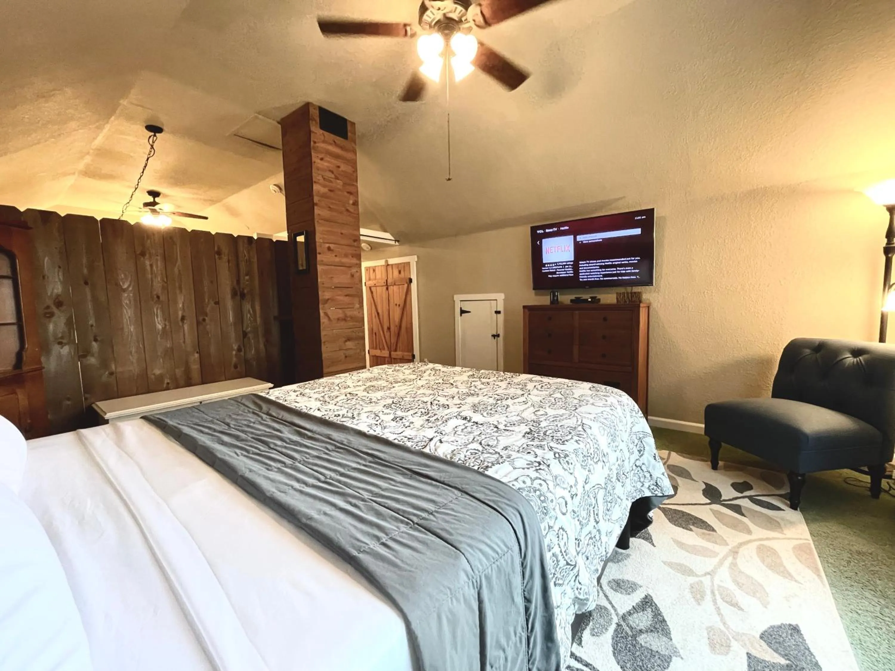 Bed in Sierra Mountain Lodge - Vacation Rentals - Yosemite