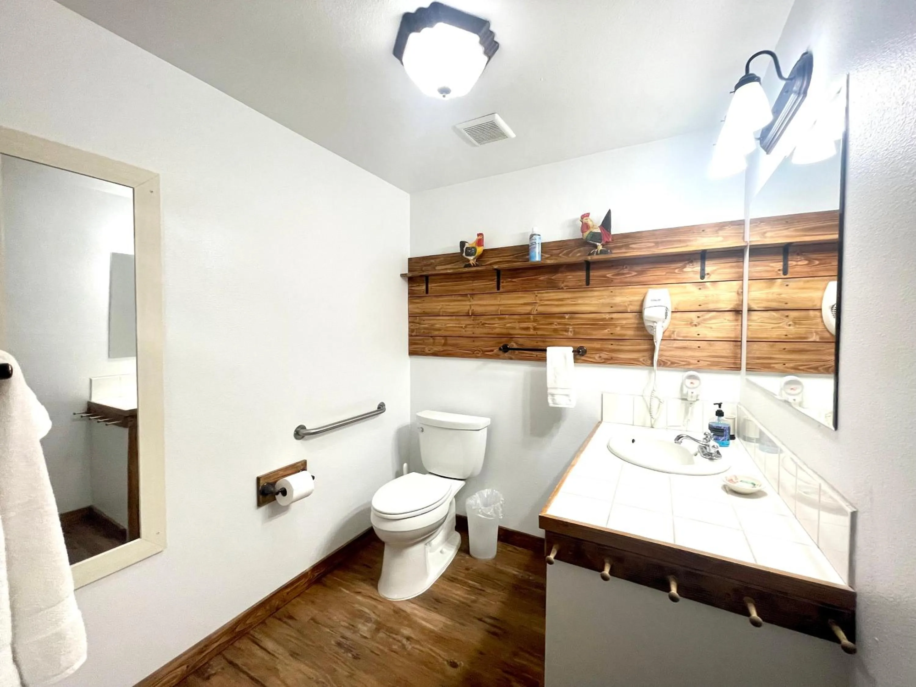 Toilet in Sierra Mountain Lodge - Vacation Rentals - Yosemite