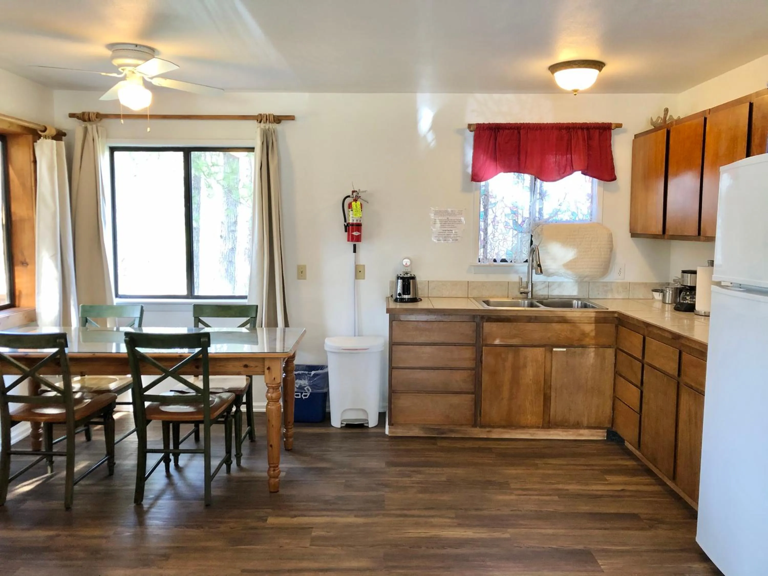 Kitchen or kitchenette in Sierra Mountain Lodge - Vacation Rentals - Yosemite