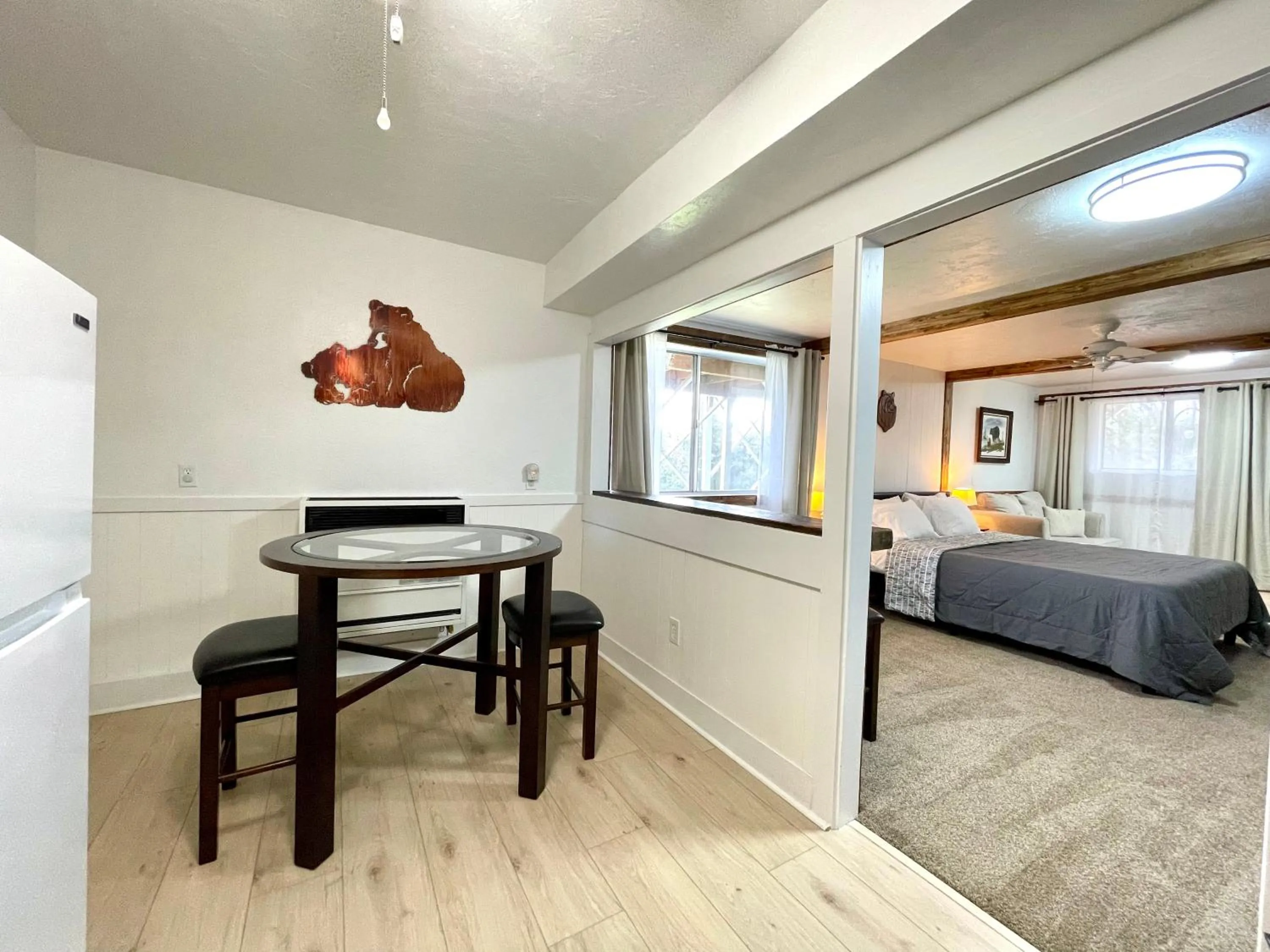 Kitchen or kitchenette, Bed in Sierra Mountain Lodge - Vacation Rentals - Yosemite