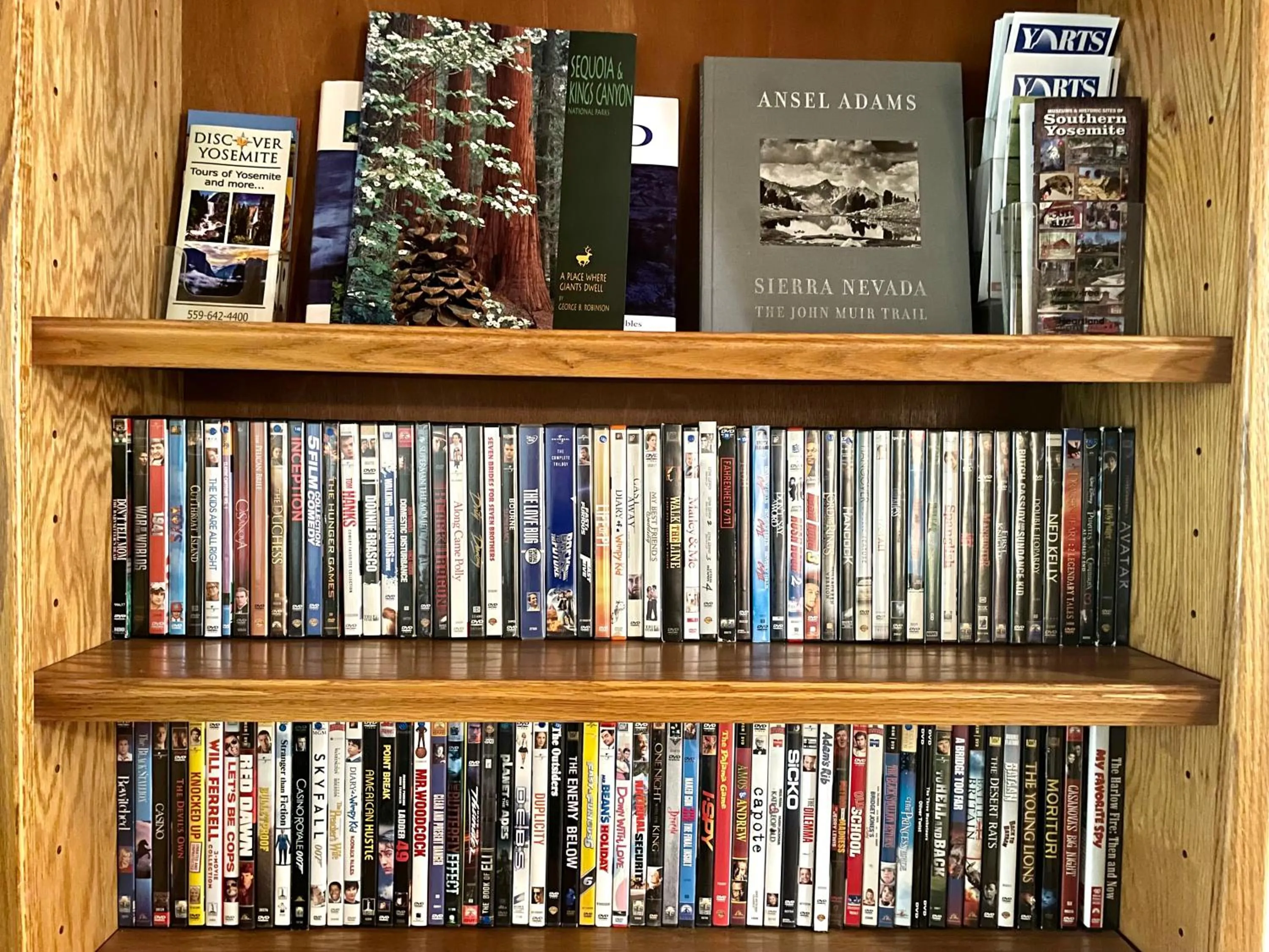 Library in Sierra Mountain Lodge - Vacation Rentals - Yosemite