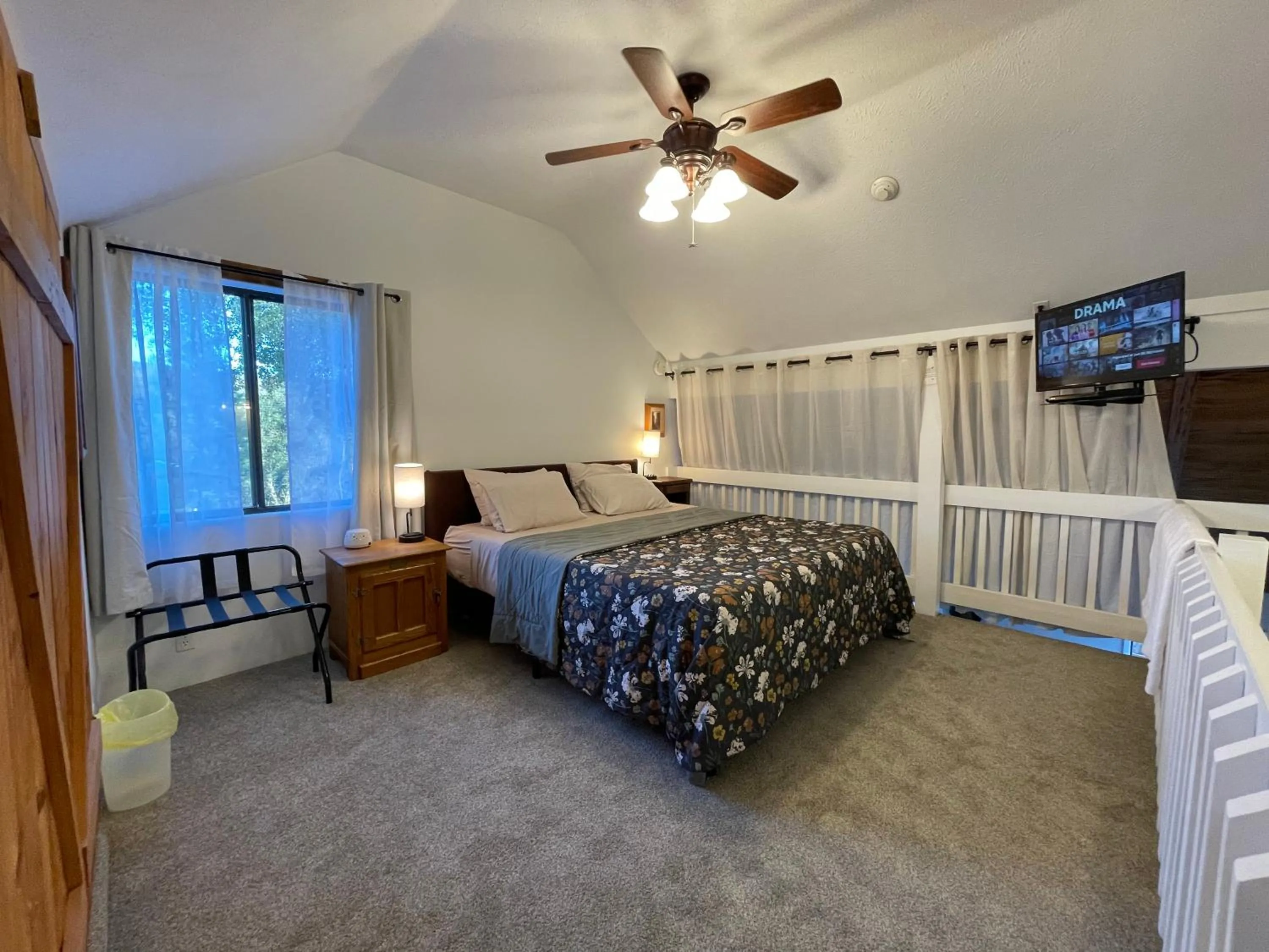 Bed in Sierra Mountain Lodge - Vacation Rentals - Yosemite