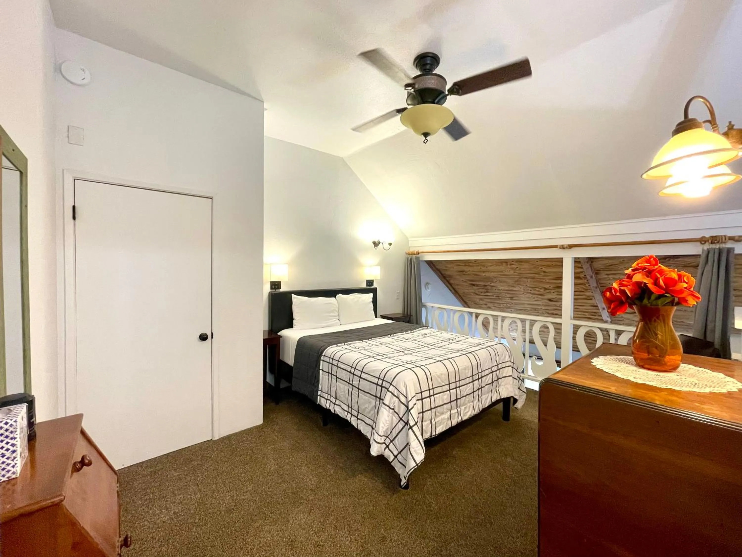 Bed in Sierra Mountain Lodge - Vacation Rentals - Yosemite