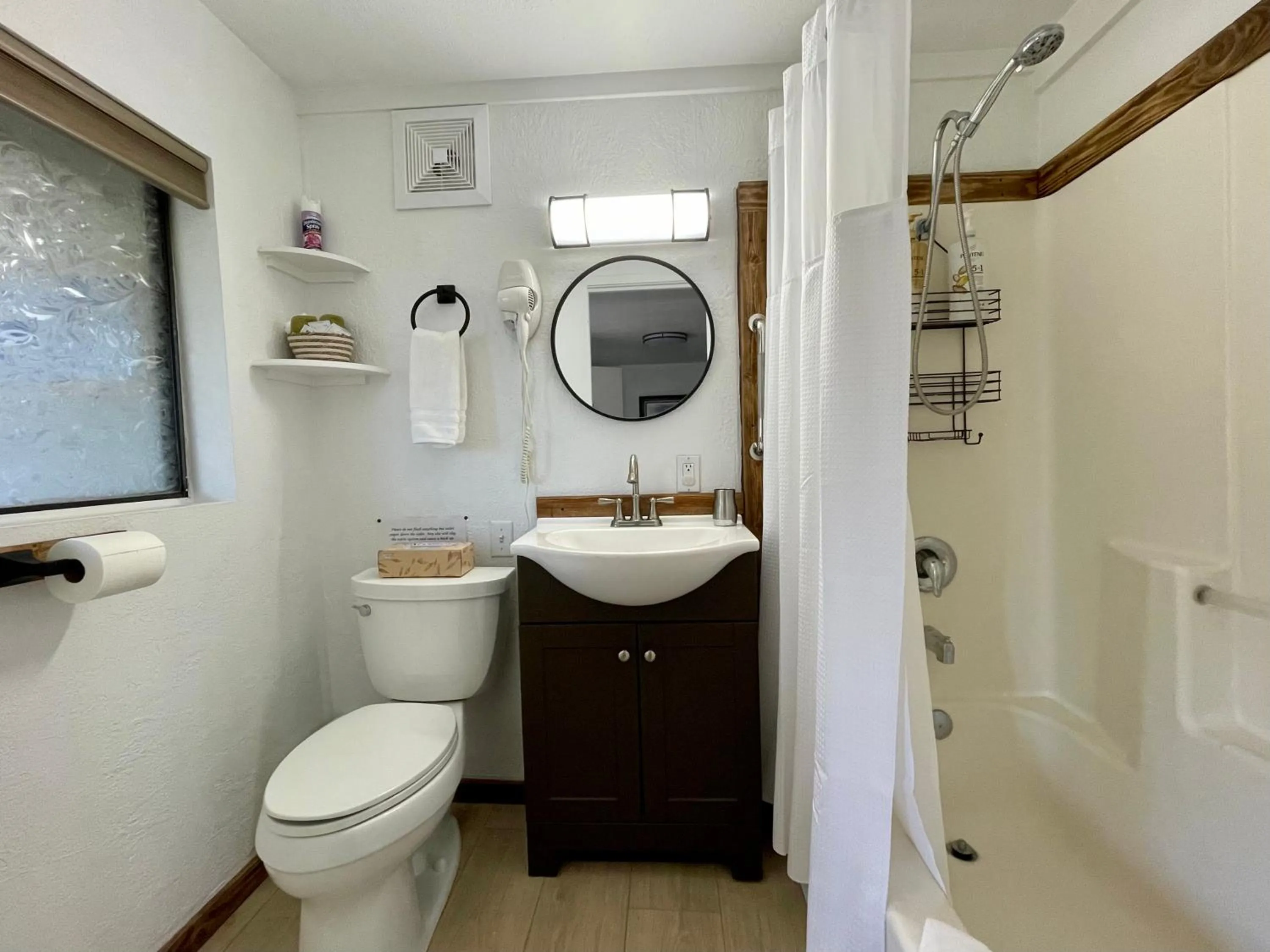 Shower in Sierra Mountain Lodge - Vacation Rentals - Yosemite