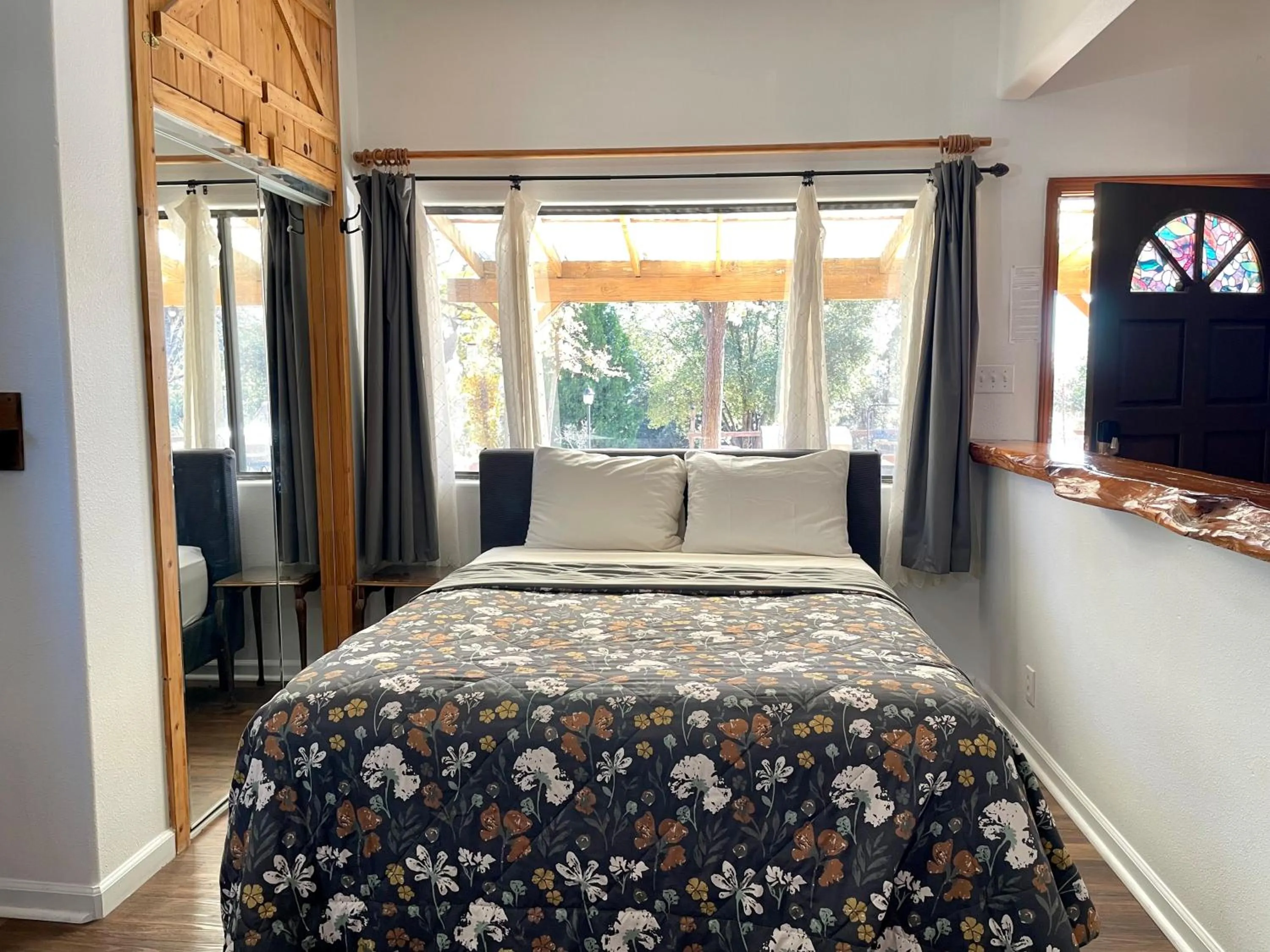 Bed in Sierra Mountain Lodge - Vacation Rentals - Yosemite