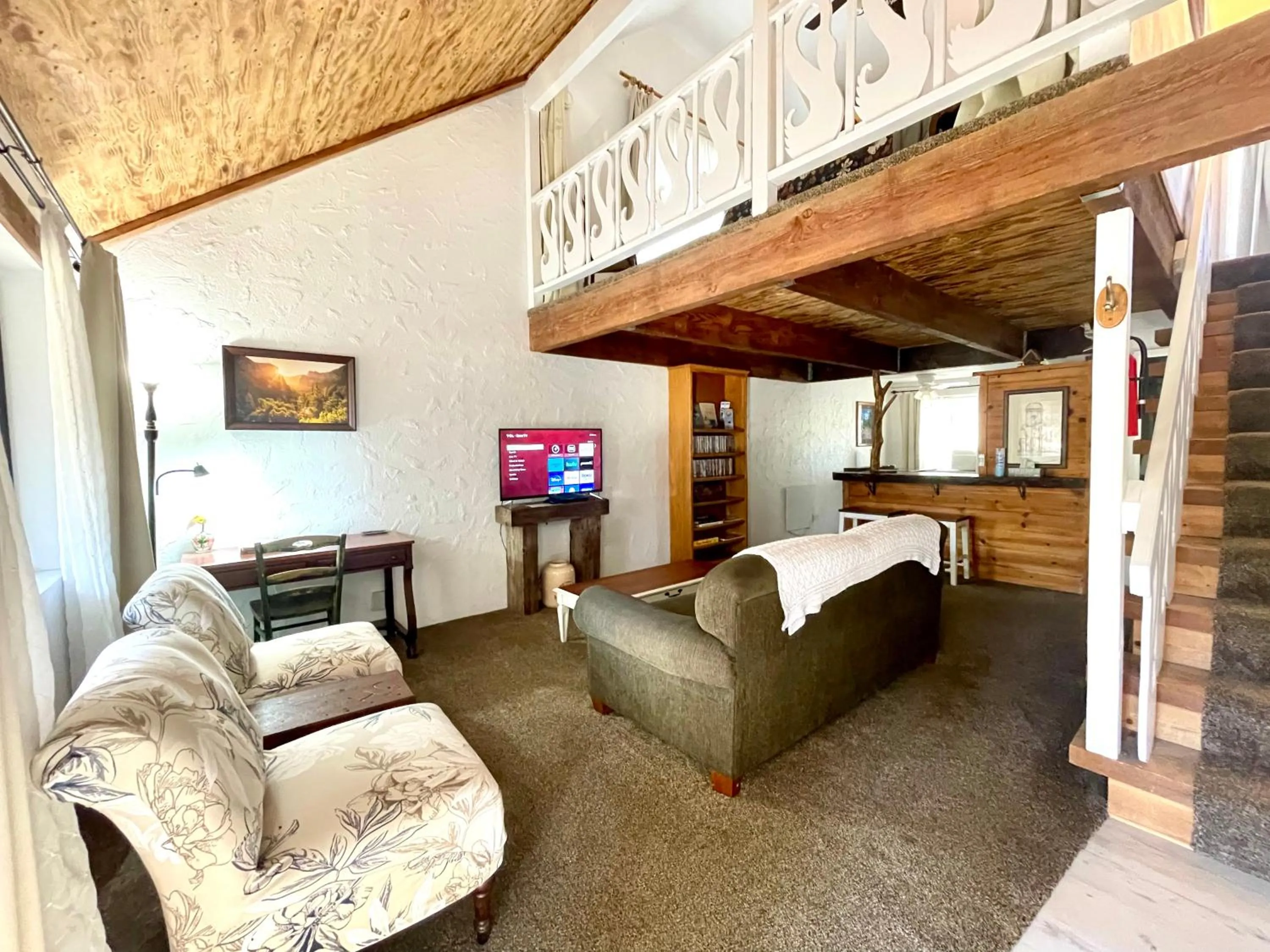 Living room, Bed in Sierra Mountain Lodge - Vacation Rentals - Yosemite