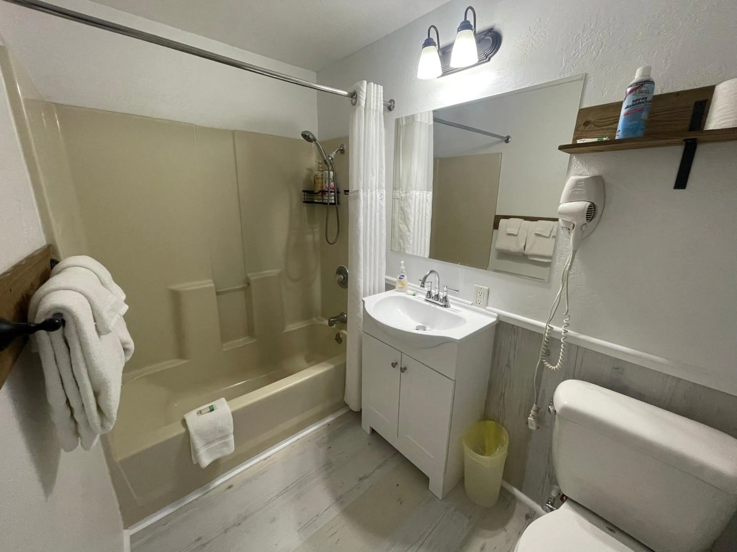 Shower in Sierra Mountain Lodge - Vacation Rentals - Yosemite
