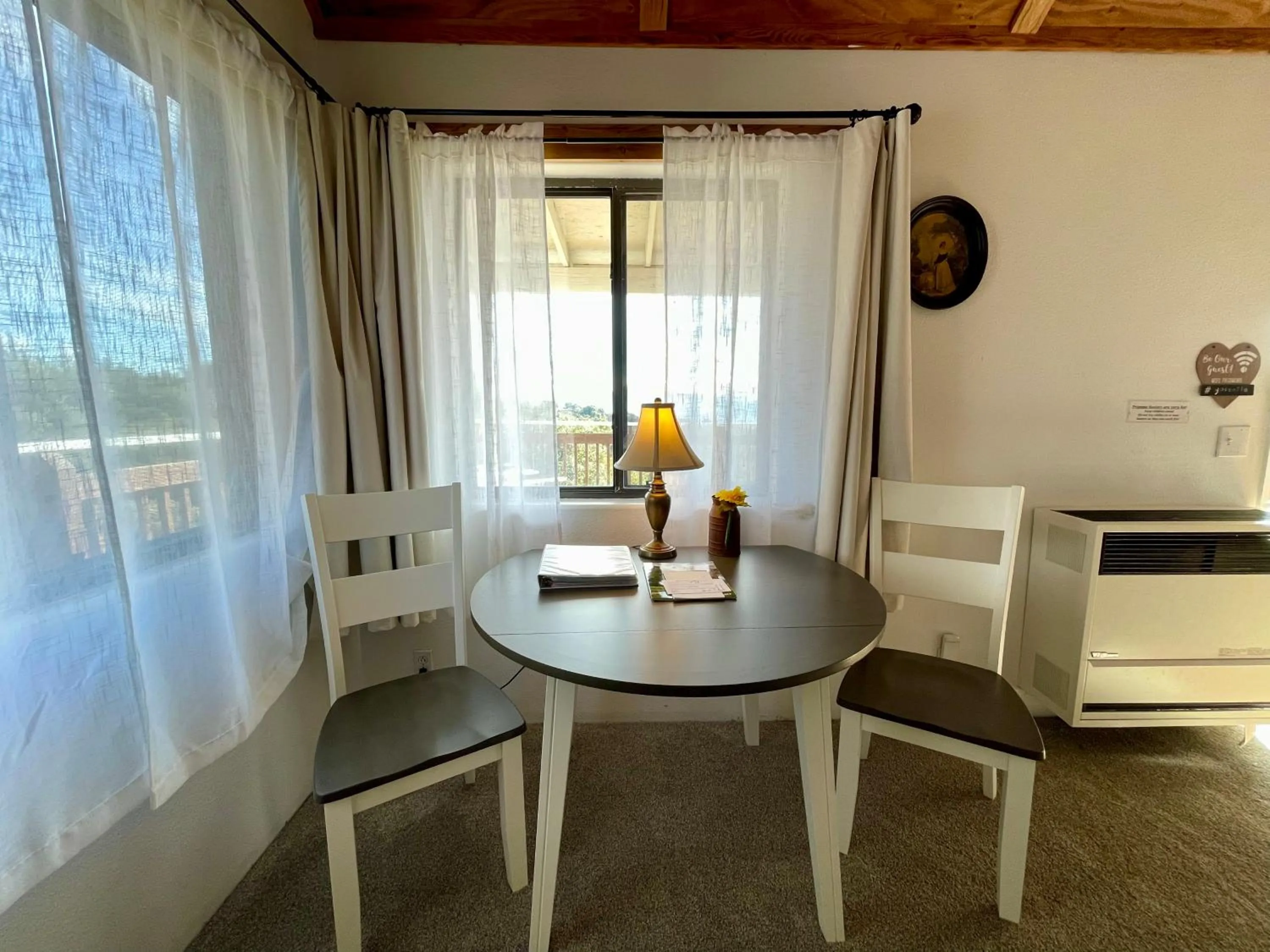 Dining area in Sierra Mountain Lodge - Vacation Rentals - Yosemite