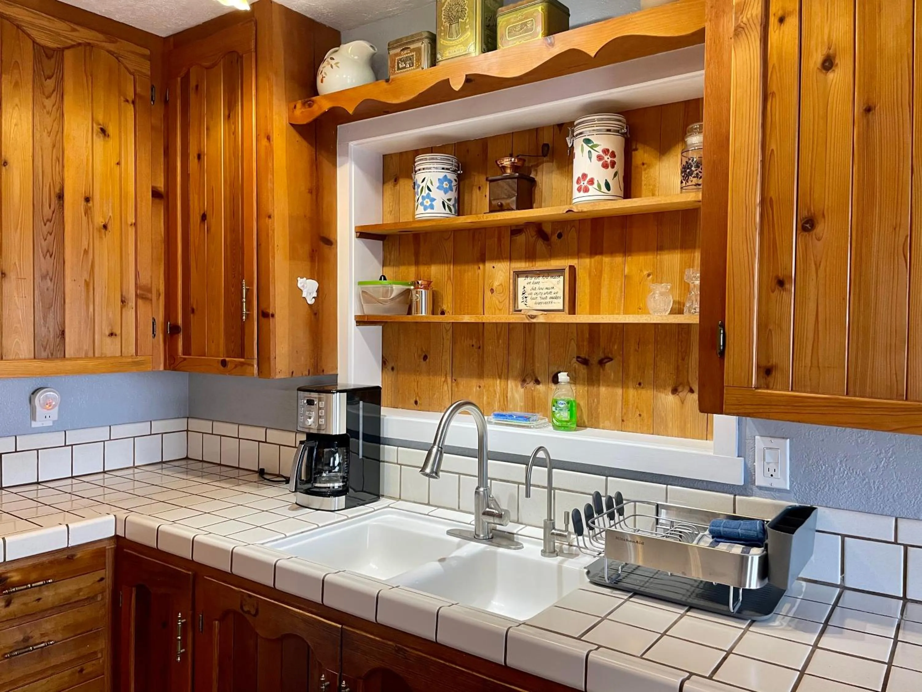 Kitchen or kitchenette in Sierra Mountain Lodge - Vacation Rentals - Yosemite