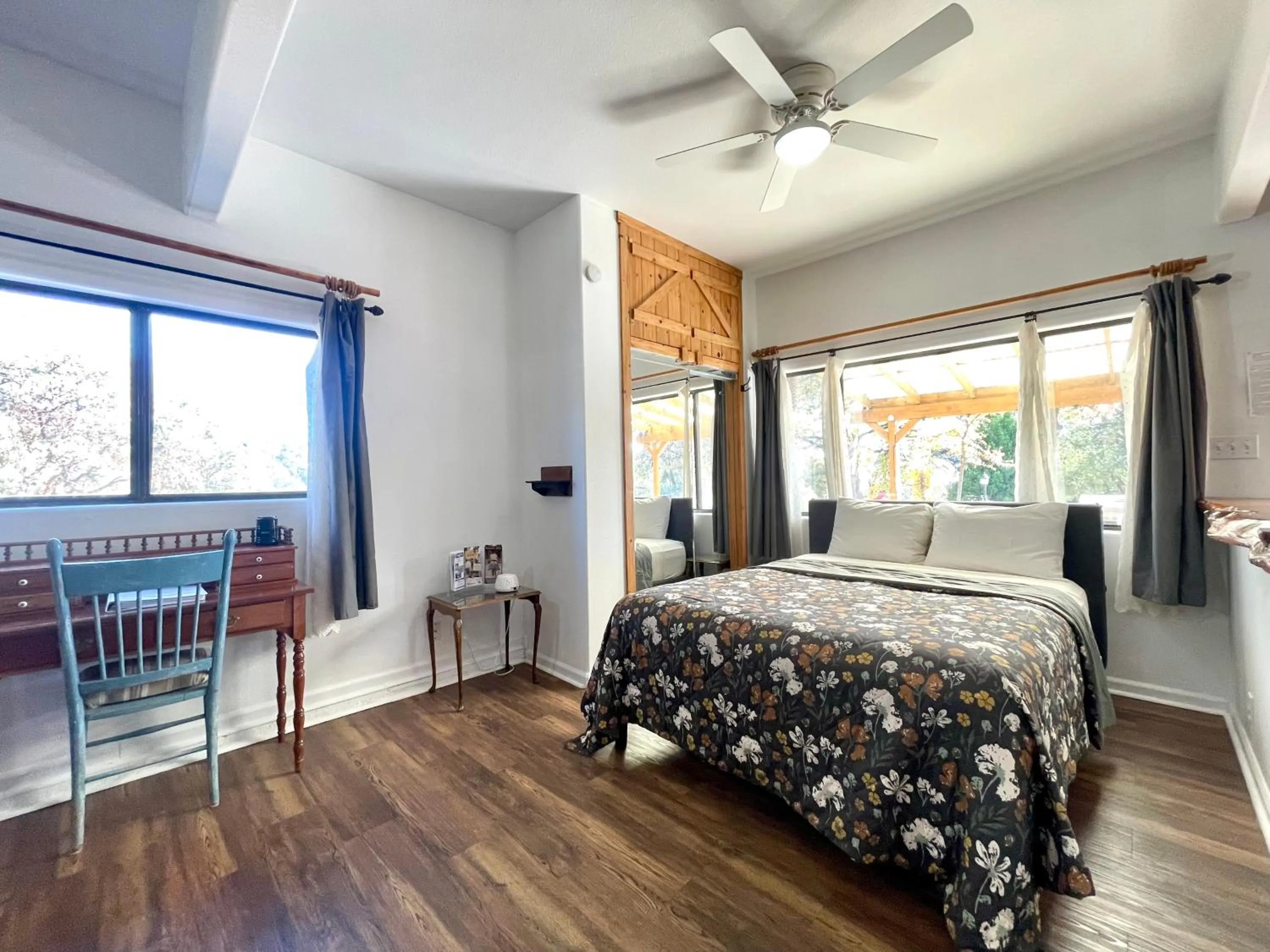 Bed in Sierra Mountain Lodge - Vacation Rentals - Yosemite