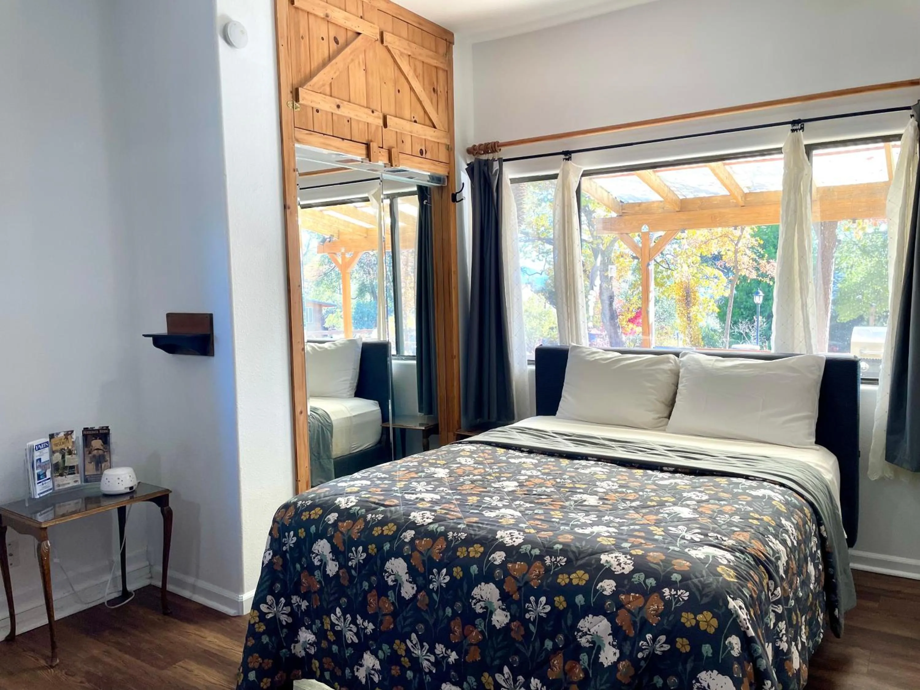 Bed in Sierra Mountain Lodge - Vacation Rentals - Yosemite