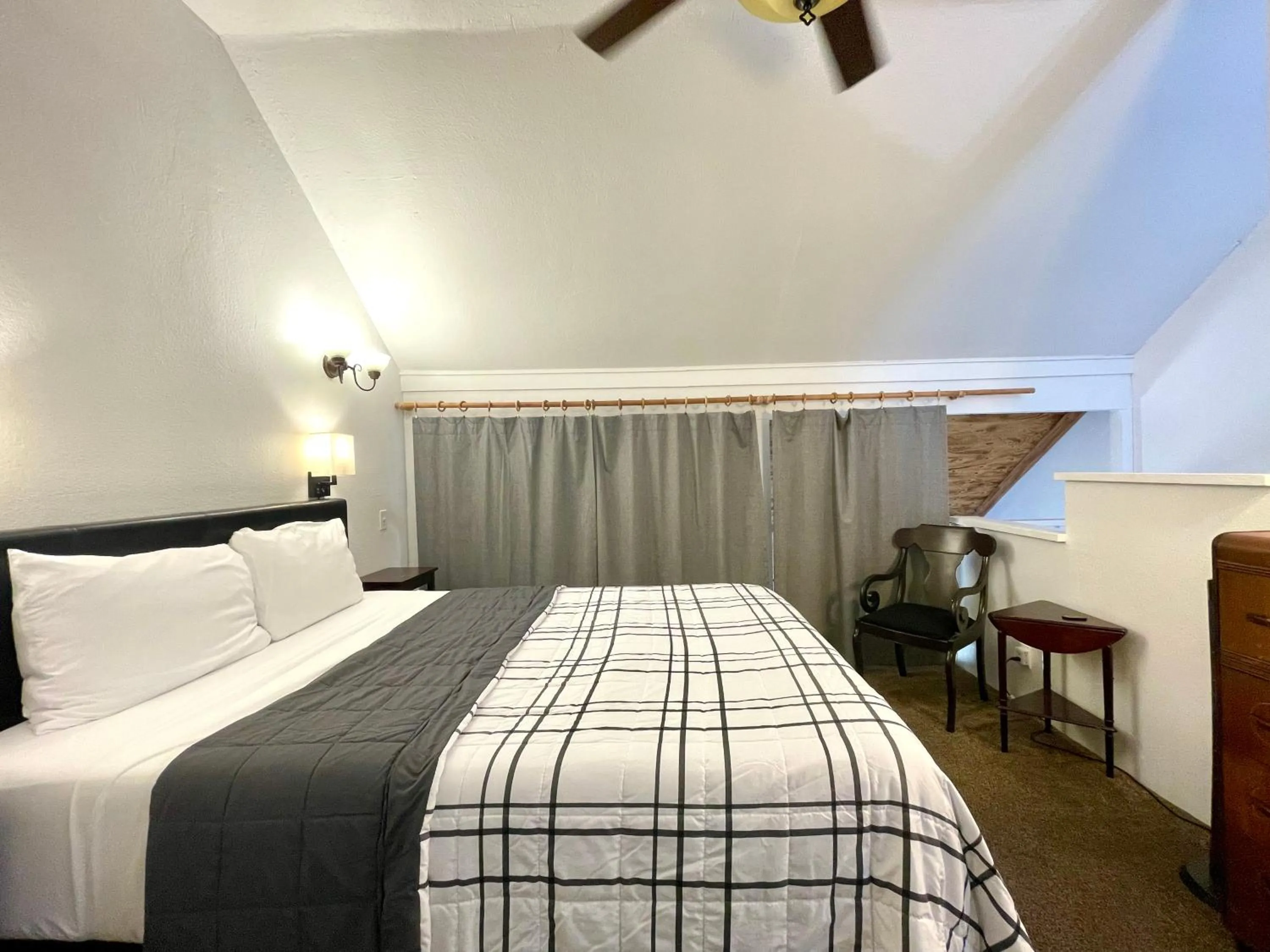 Bed in Sierra Mountain Lodge - Vacation Rentals - Yosemite