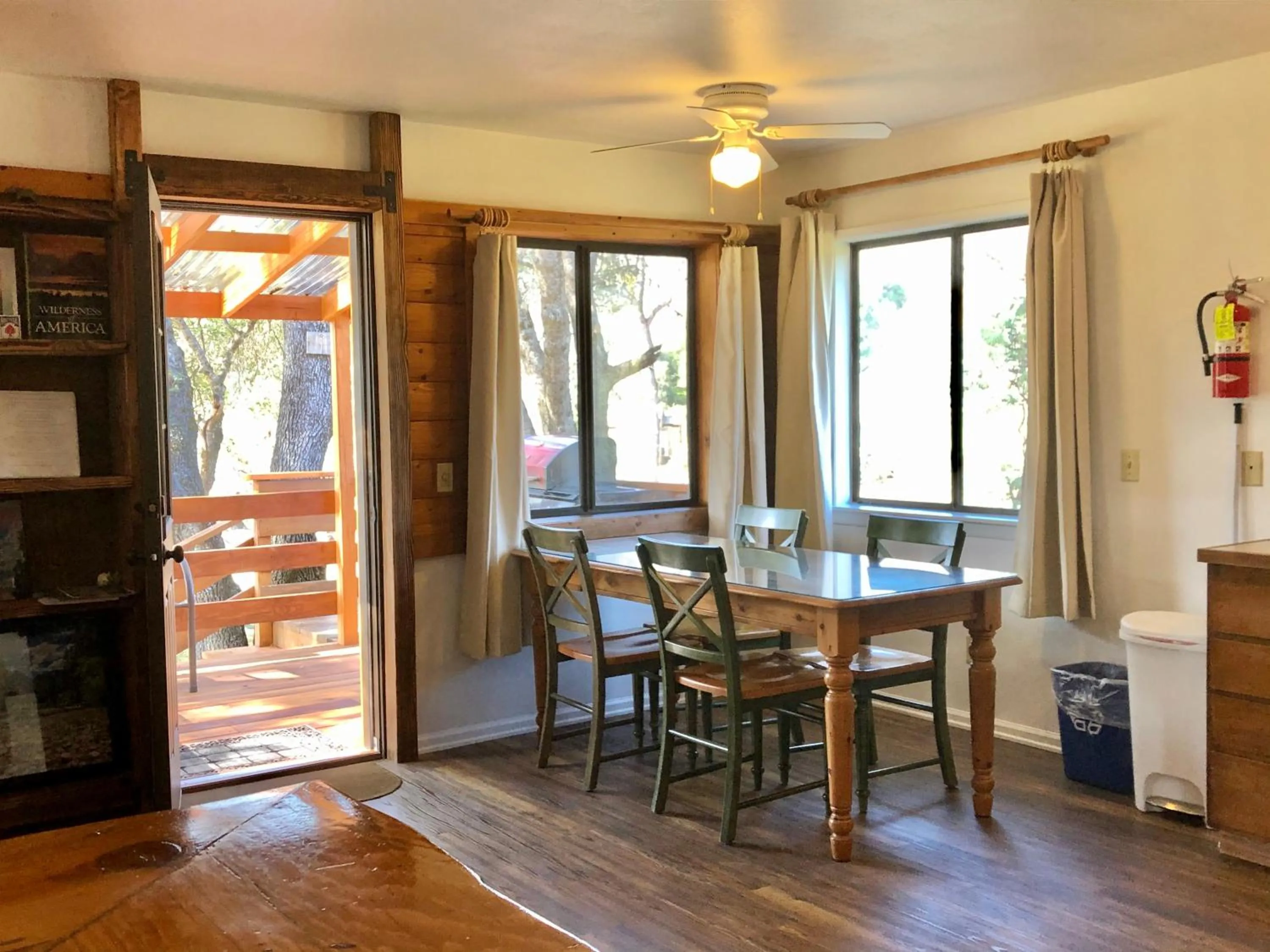 Dining area in Sierra Mountain Lodge - Vacation Rentals - Yosemite