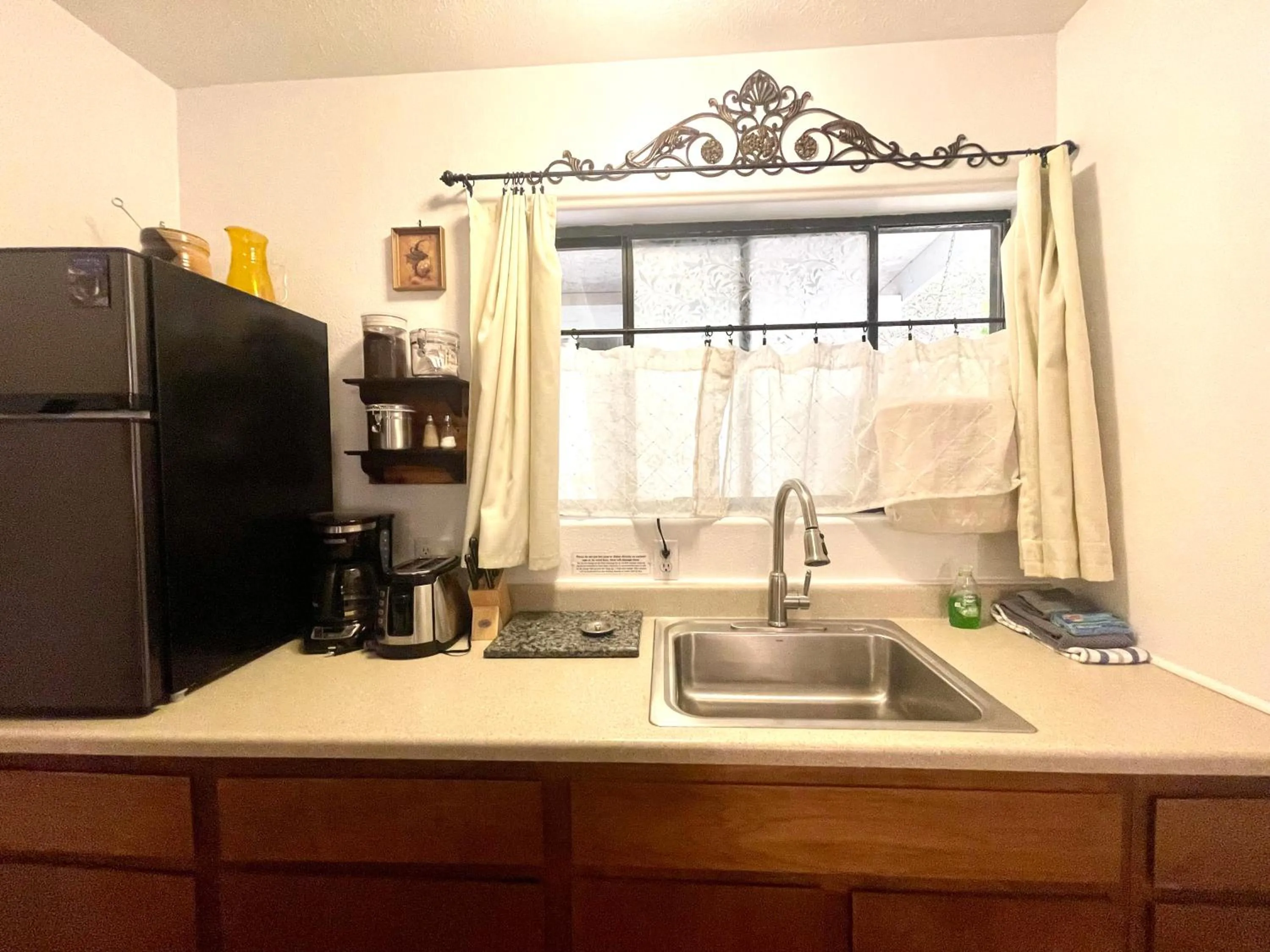 Kitchen or kitchenette in Sierra Mountain Lodge - Vacation Rentals - Yosemite