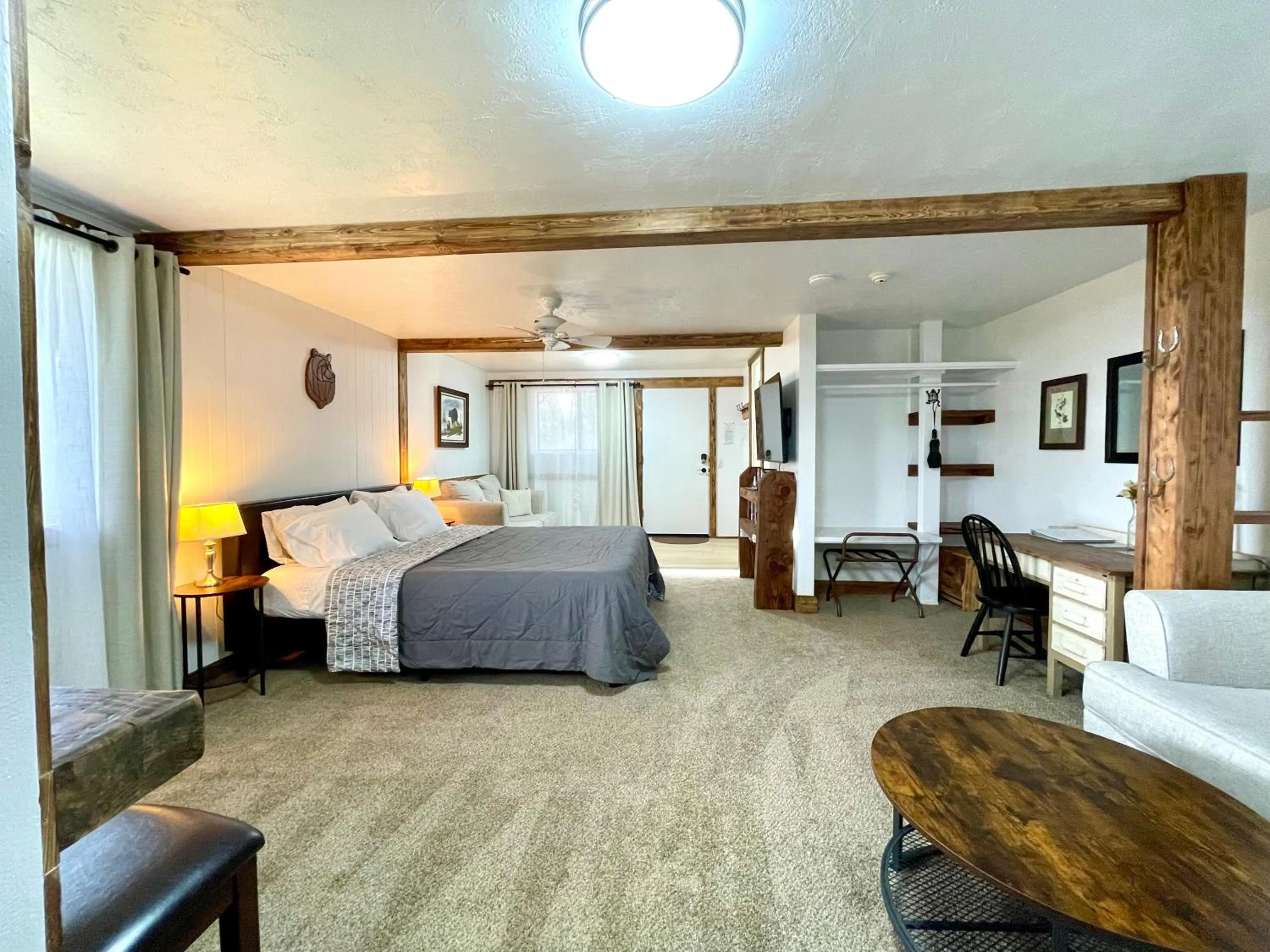 Living room, Bed in Sierra Mountain Lodge - Vacation Rentals - Yosemite