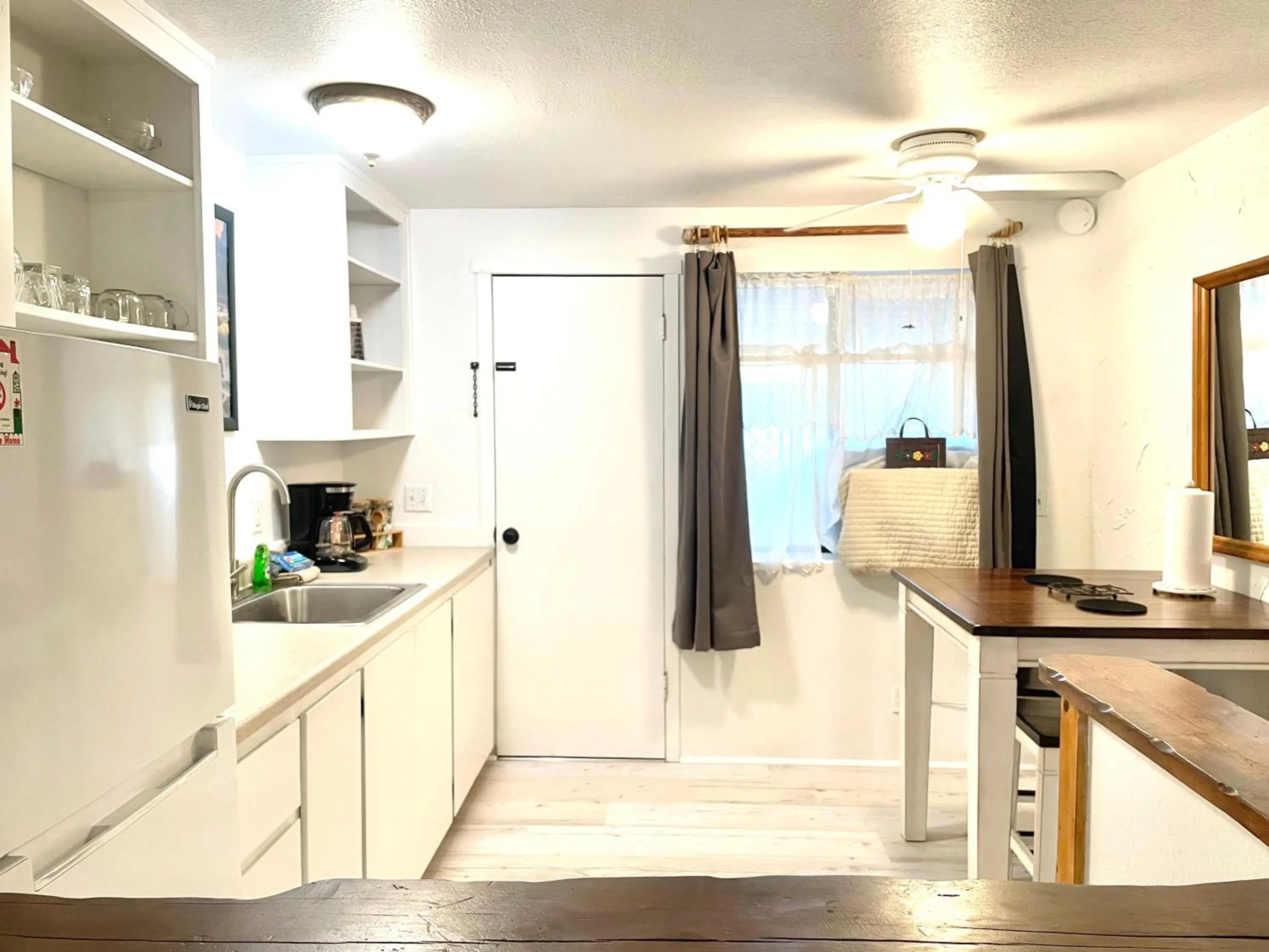 Kitchen or kitchenette in Sierra Mountain Lodge - Vacation Rentals - Yosemite