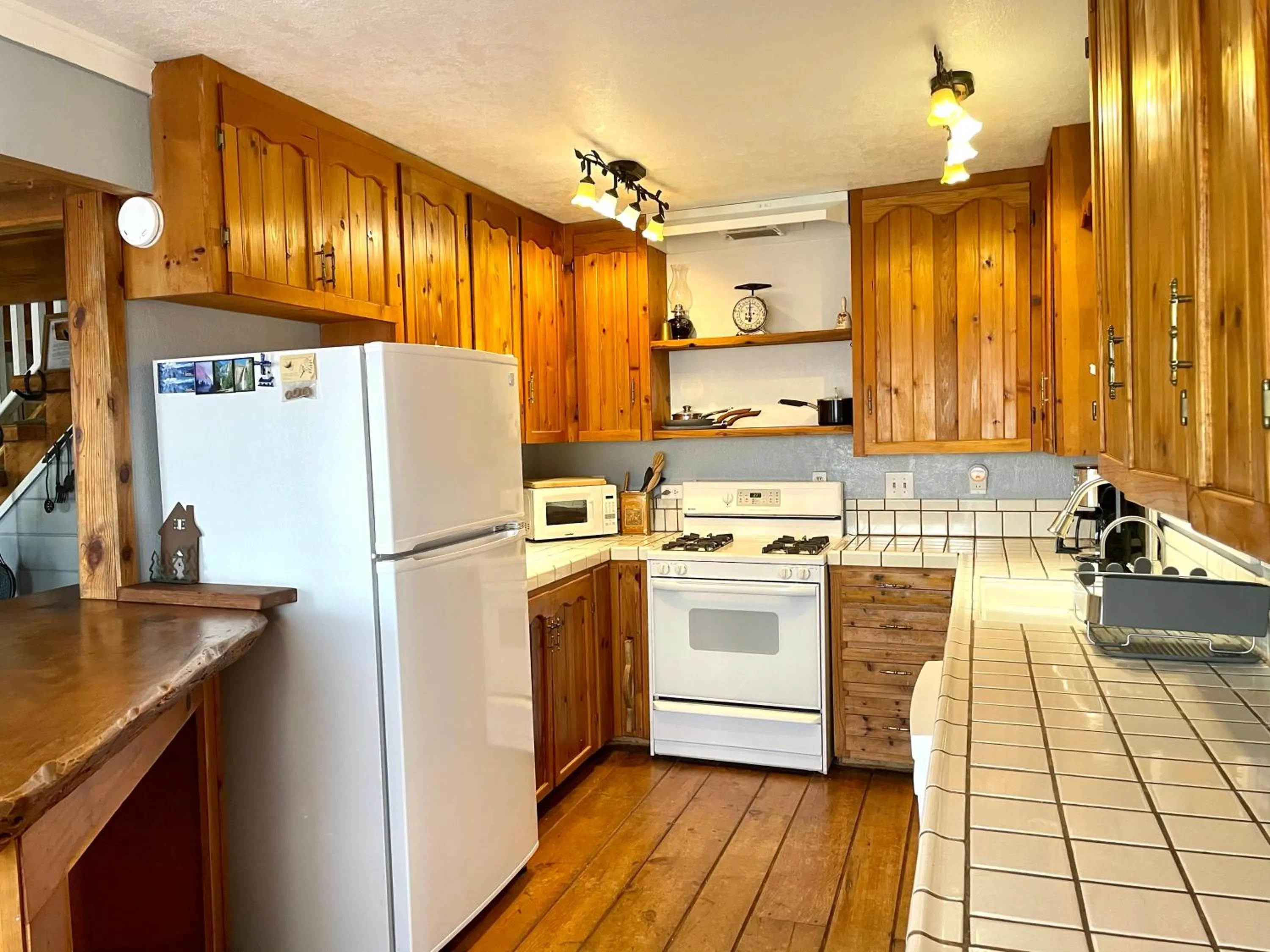 Kitchen or kitchenette in Sierra Mountain Lodge - Vacation Rentals - Yosemite
