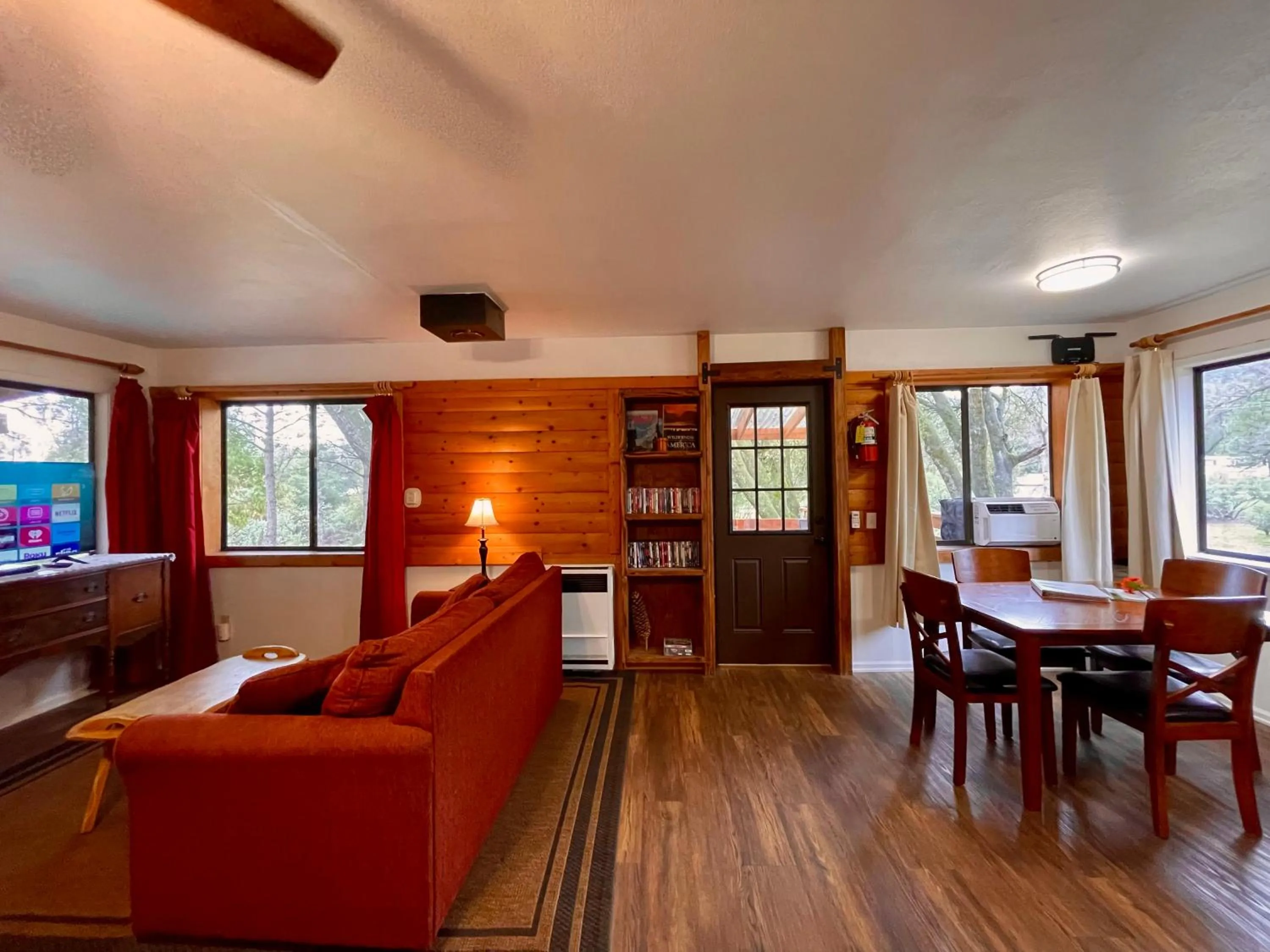 Living room in Sierra Mountain Lodge - Vacation Rentals - Yosemite