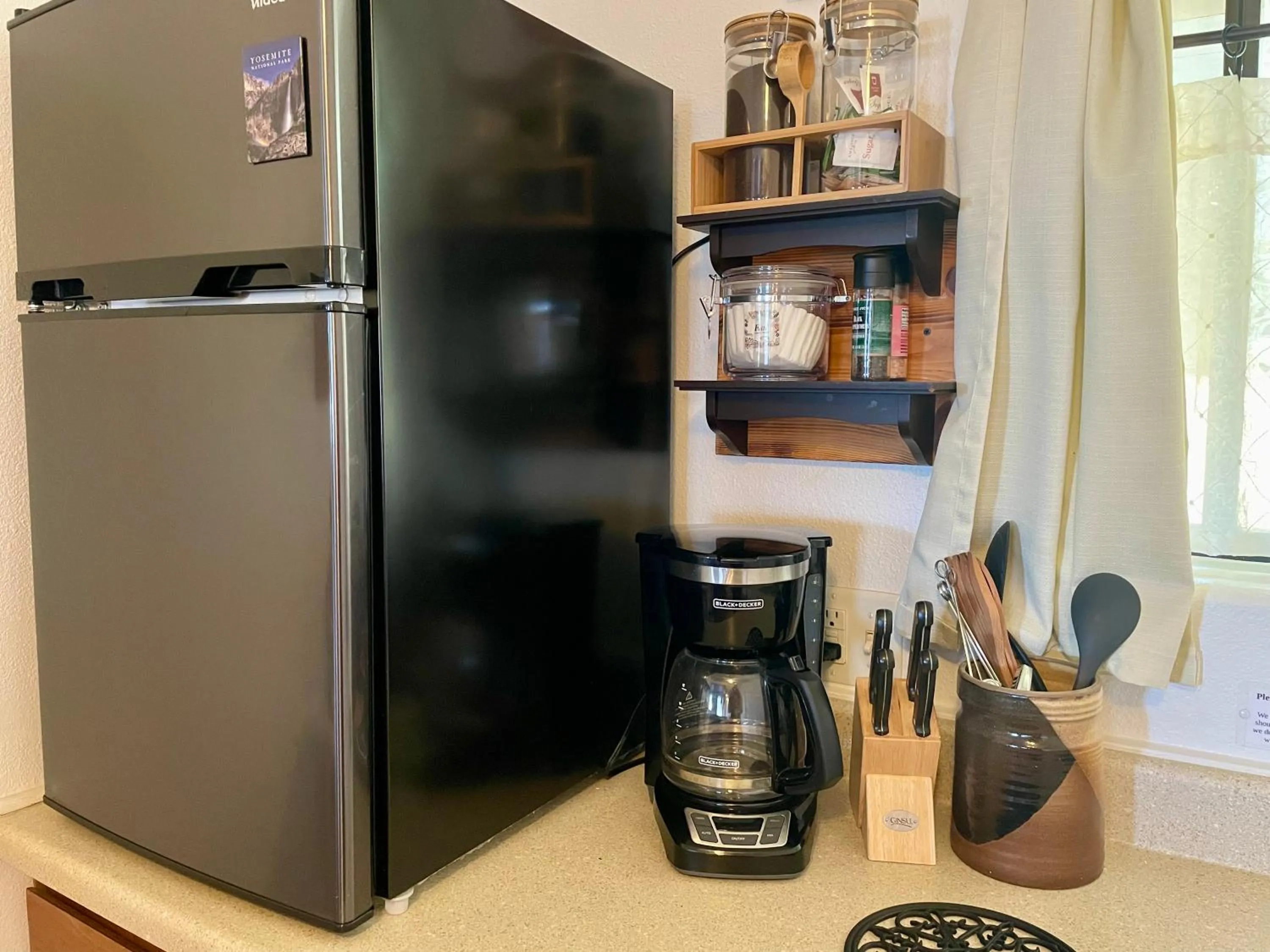 Coffee/tea facilities in Sierra Mountain Lodge - Vacation Rentals - Yosemite