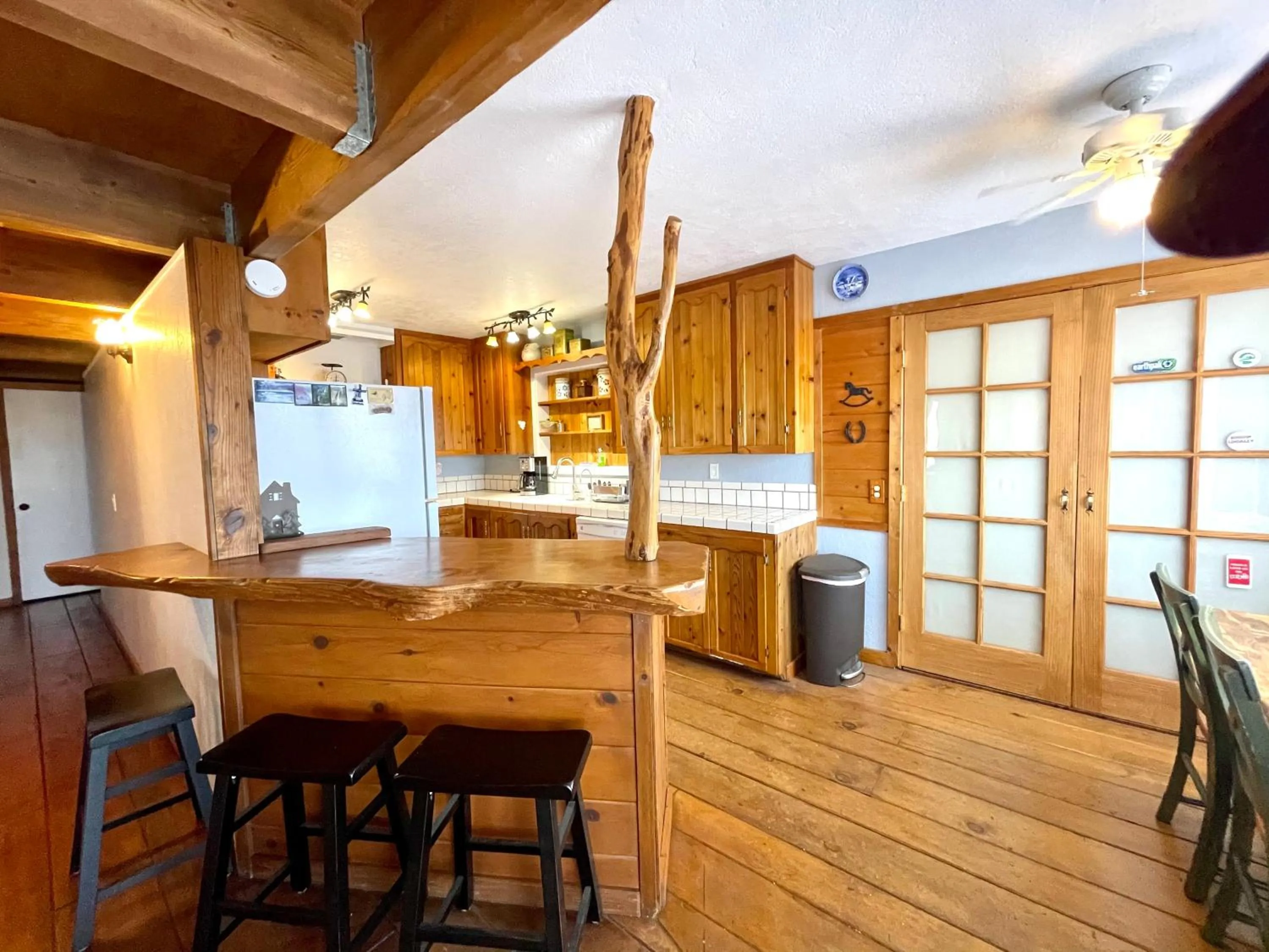 Kitchen or kitchenette in Sierra Mountain Lodge - Vacation Rentals - Yosemite