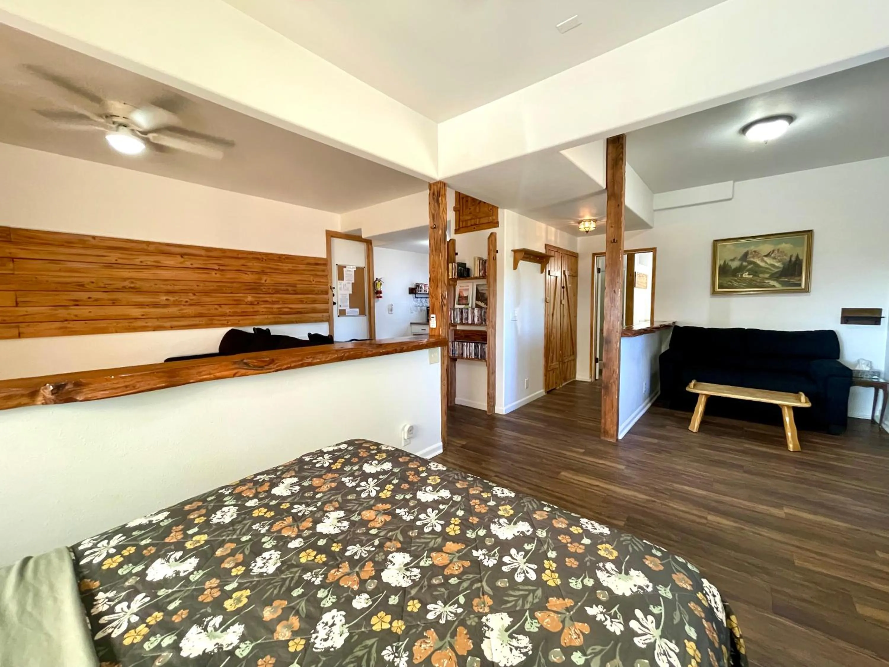 Bedroom, Bed in Sierra Mountain Lodge - Vacation Rentals - Yosemite