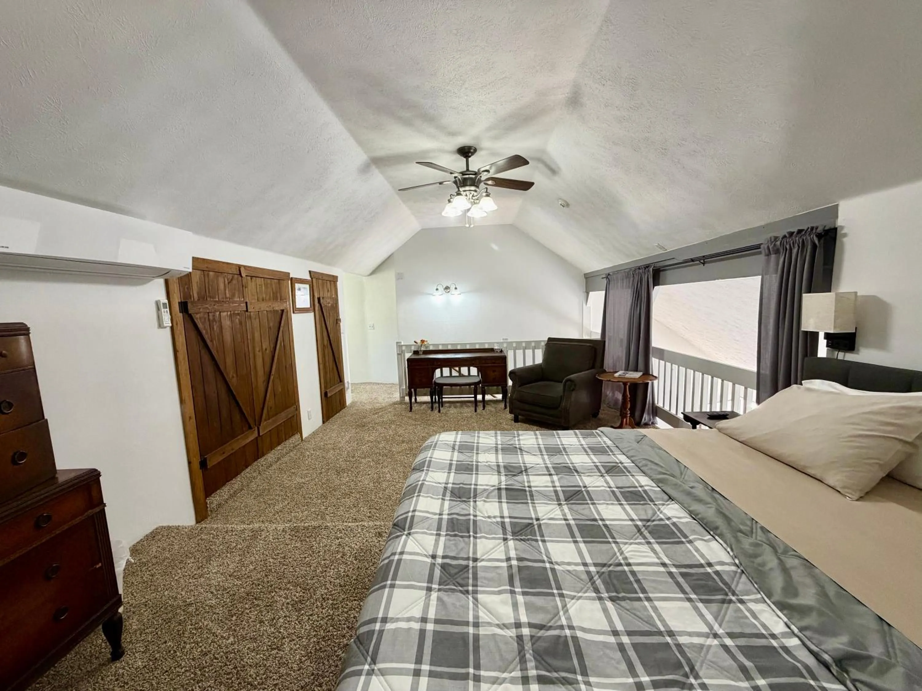 Bed in Sierra Mountain Lodge - Vacation Rentals - Yosemite