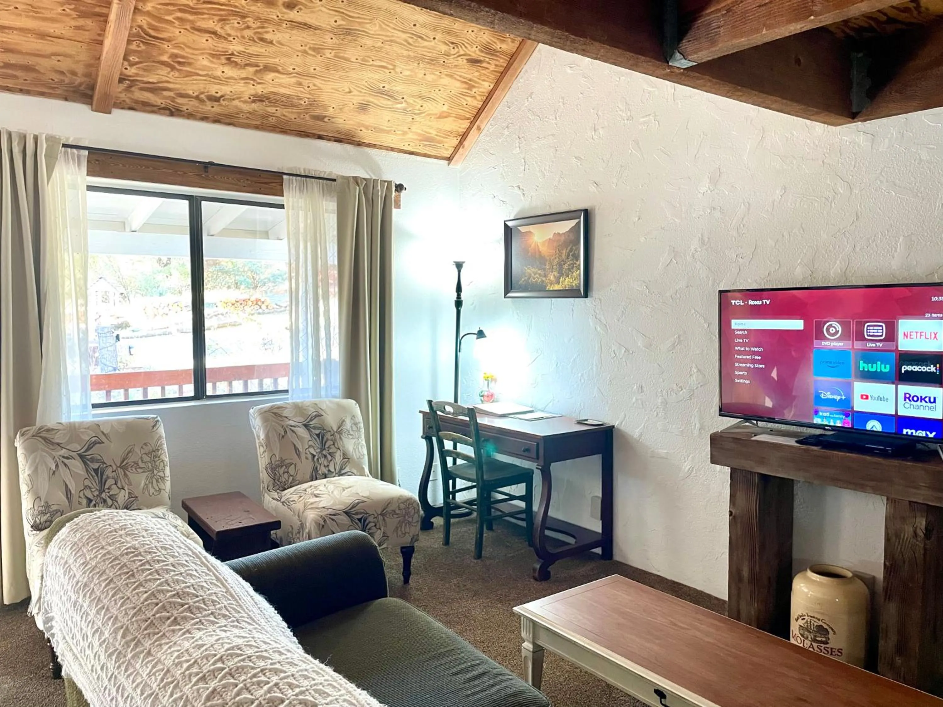 Living room in Sierra Mountain Lodge - Vacation Rentals - Yosemite