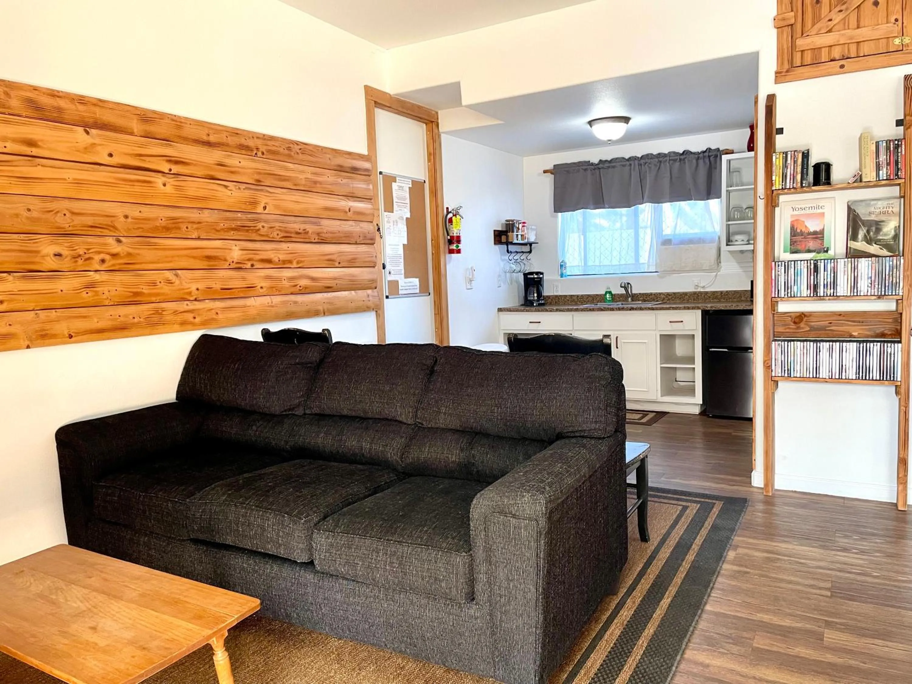 Seating area in Sierra Mountain Lodge - Vacation Rentals - Yosemite