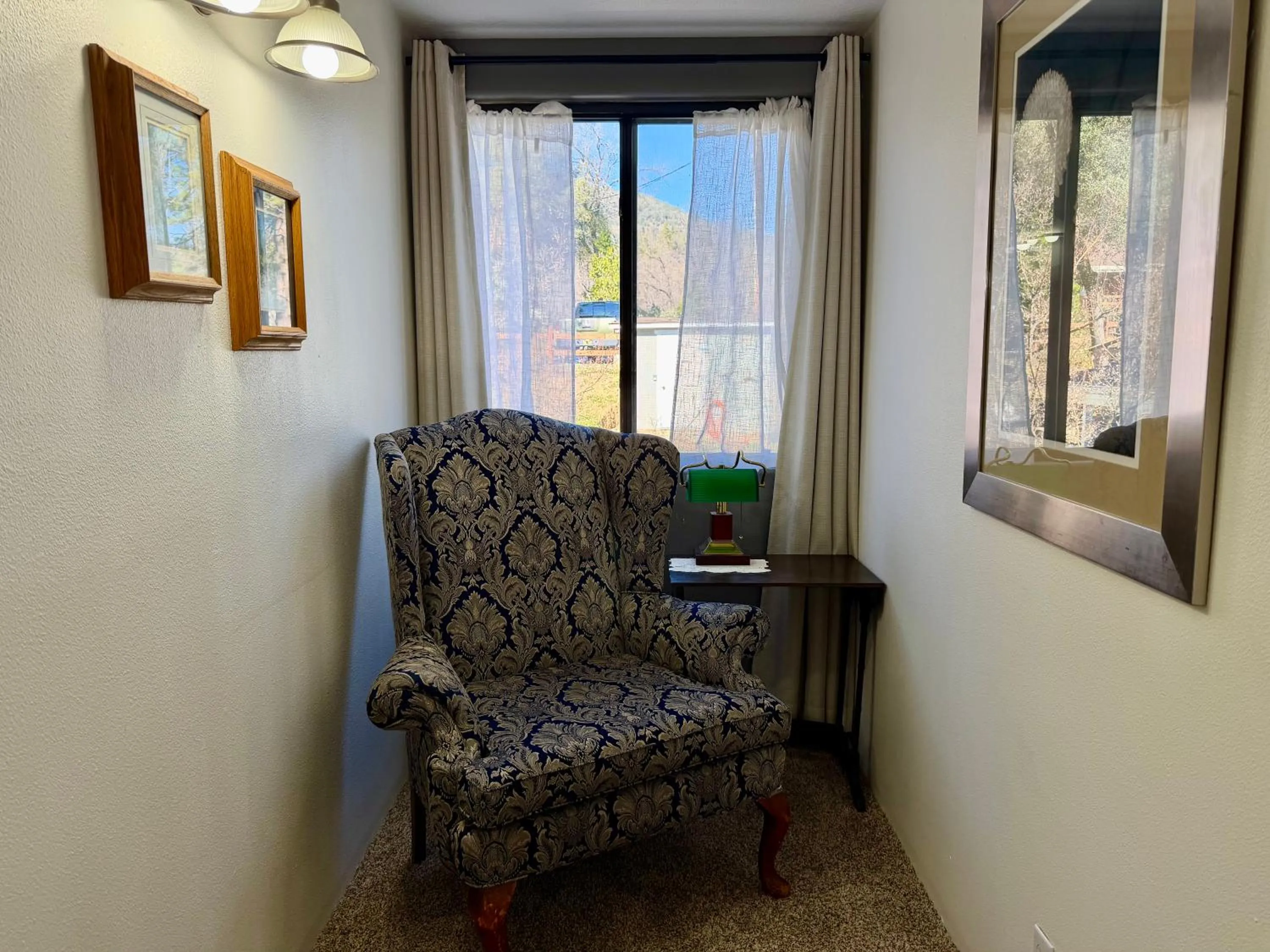 Seating area in Sierra Mountain Lodge - Vacation Rentals - Yosemite