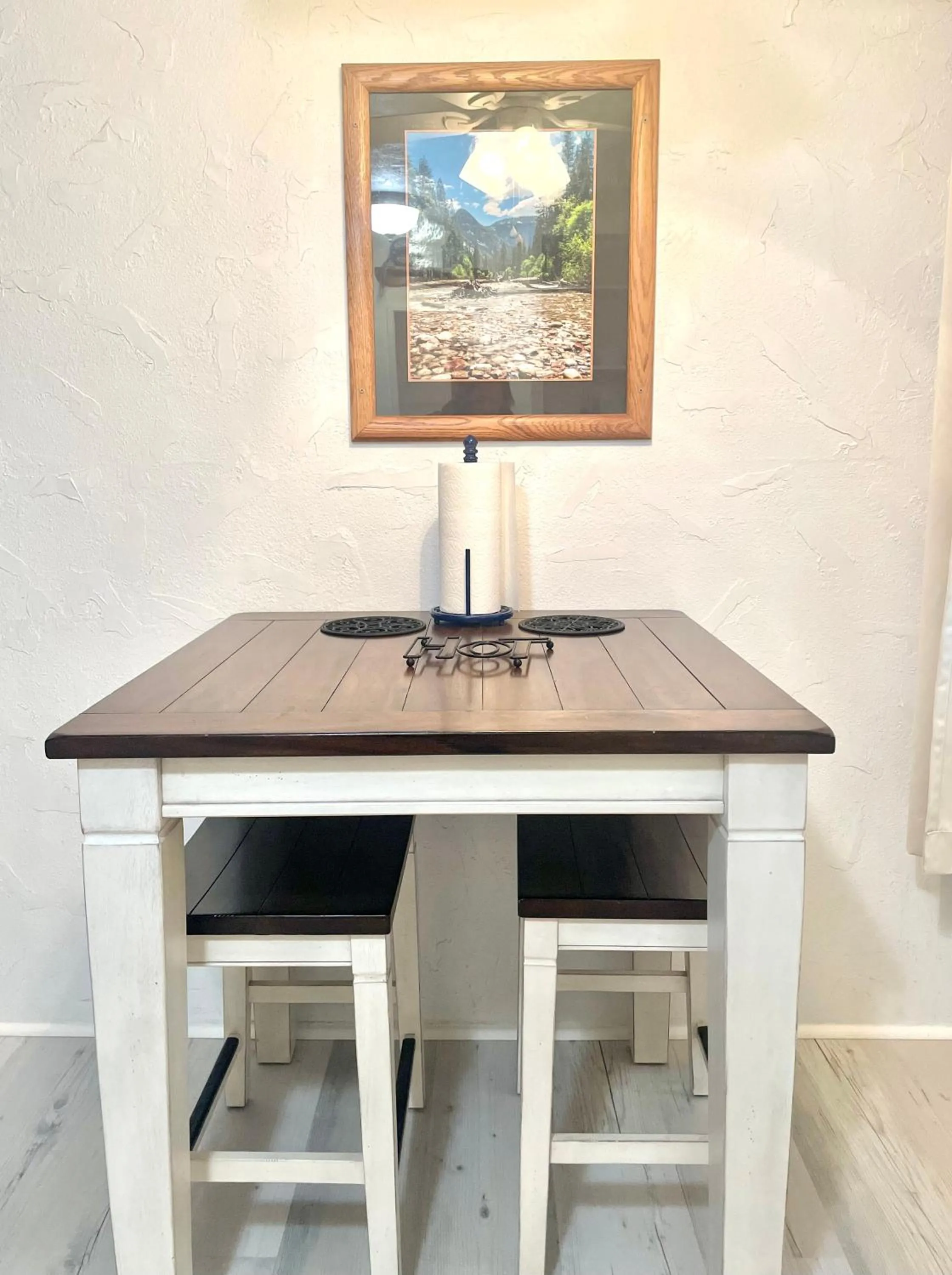 Dining area in Sierra Mountain Lodge - Vacation Rentals - Yosemite