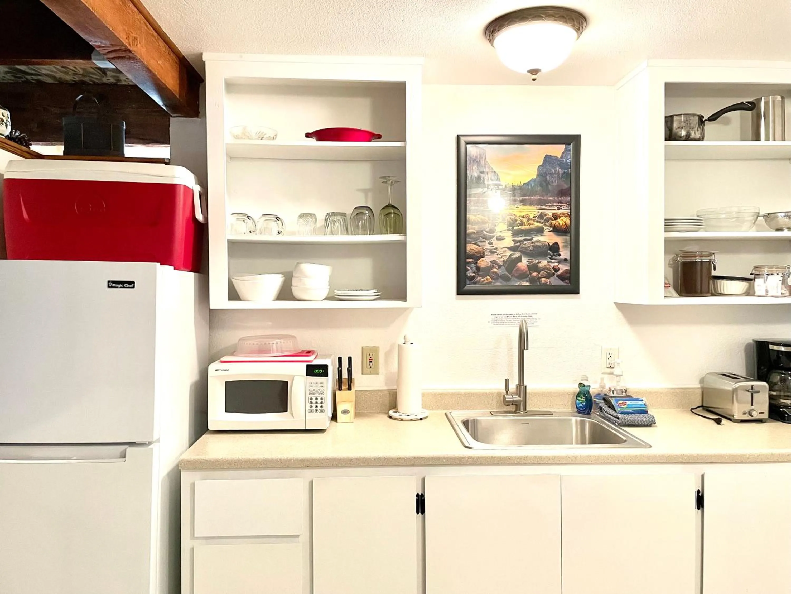 Kitchen or kitchenette in Sierra Mountain Lodge - Vacation Rentals - Yosemite