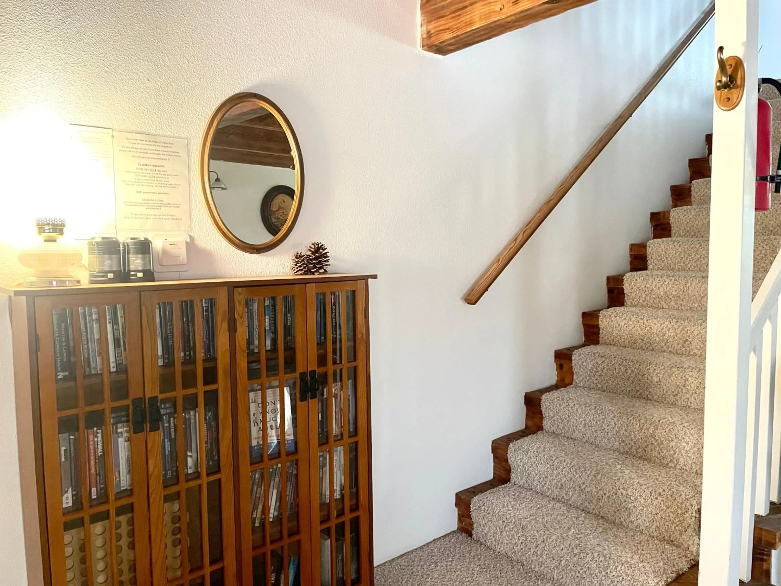 Library in Sierra Mountain Lodge - Vacation Rentals - Yosemite