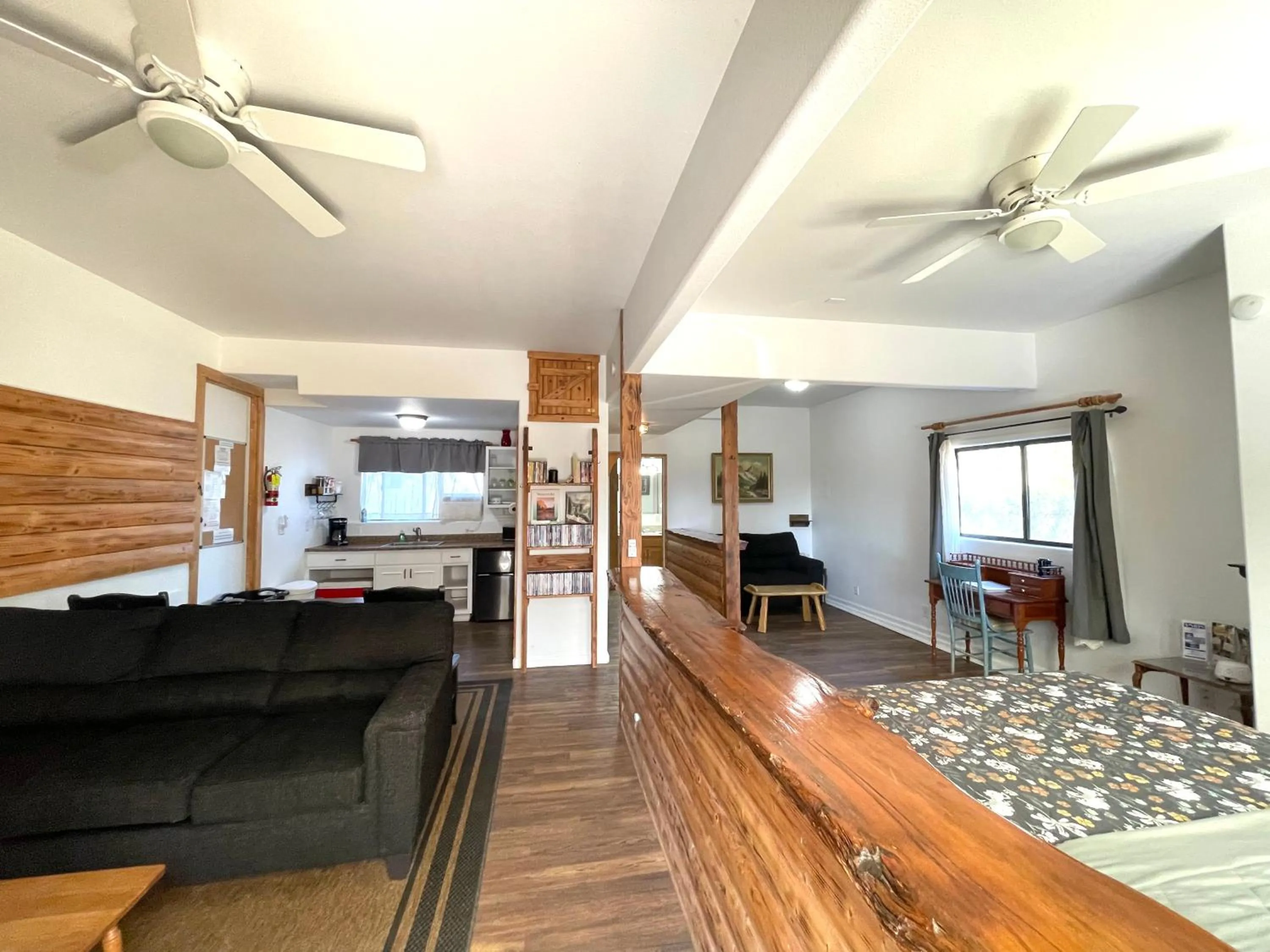 Living room in Sierra Mountain Lodge - Vacation Rentals - Yosemite