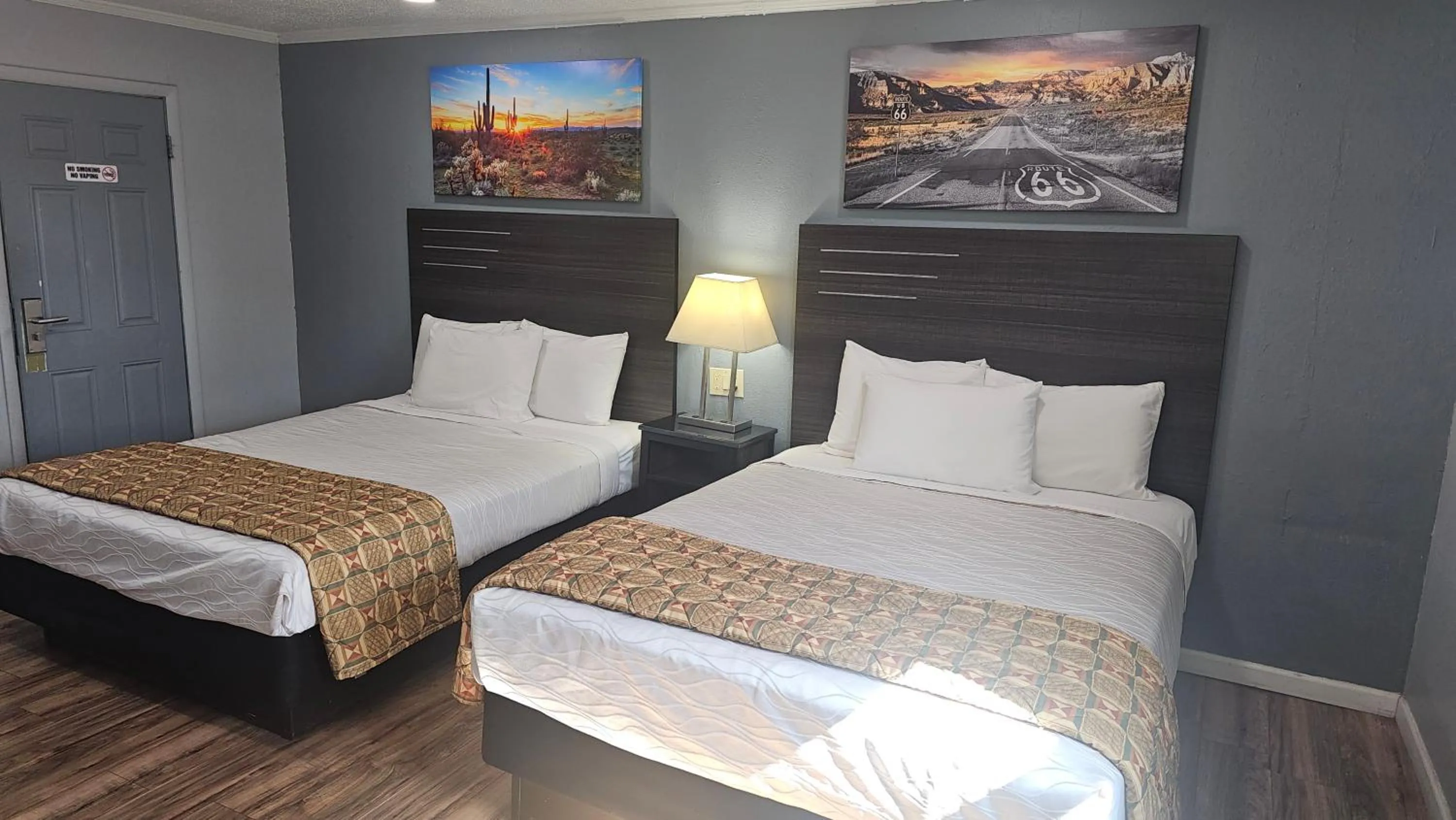 Bedroom, Bed in Travelers Inn