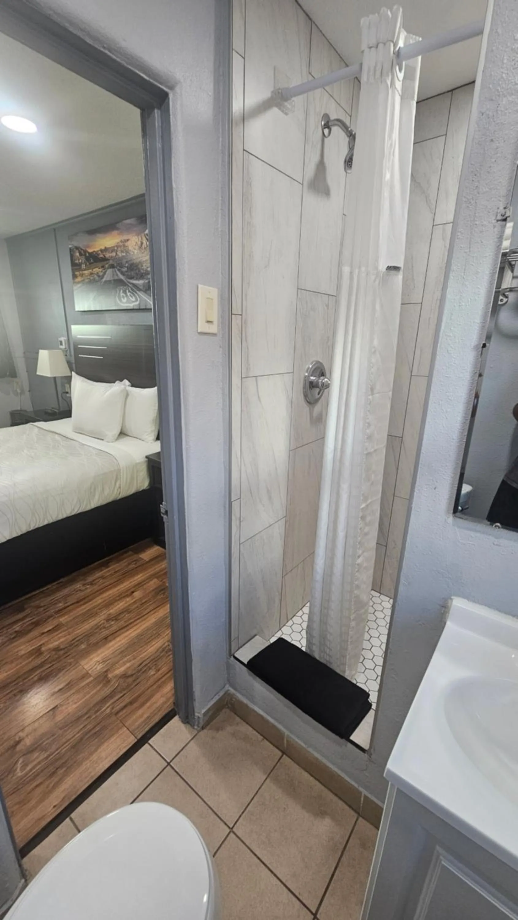 Bathroom, Bed in Travelers Inn