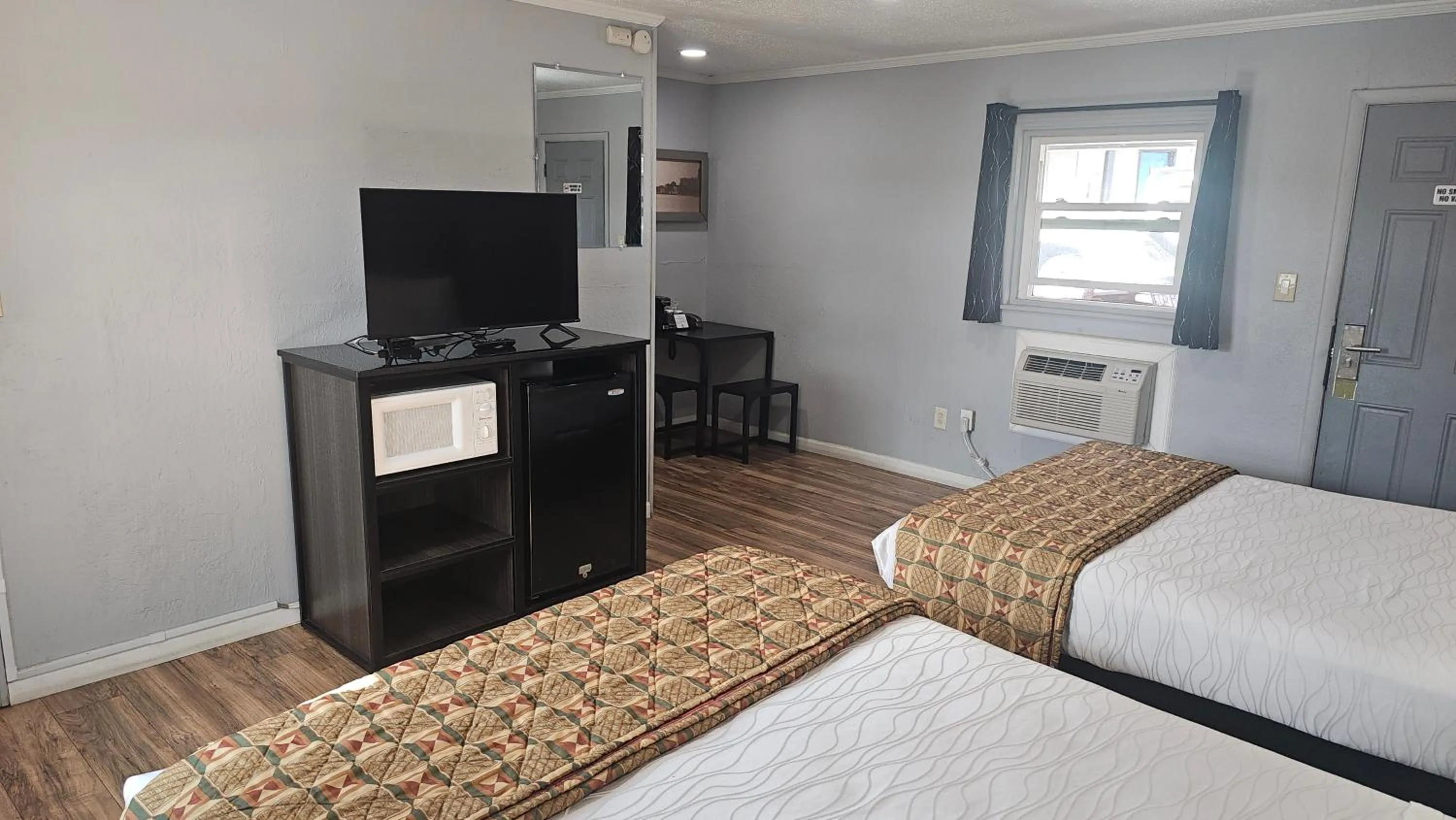 TV and multimedia, Bed in Travelers Inn