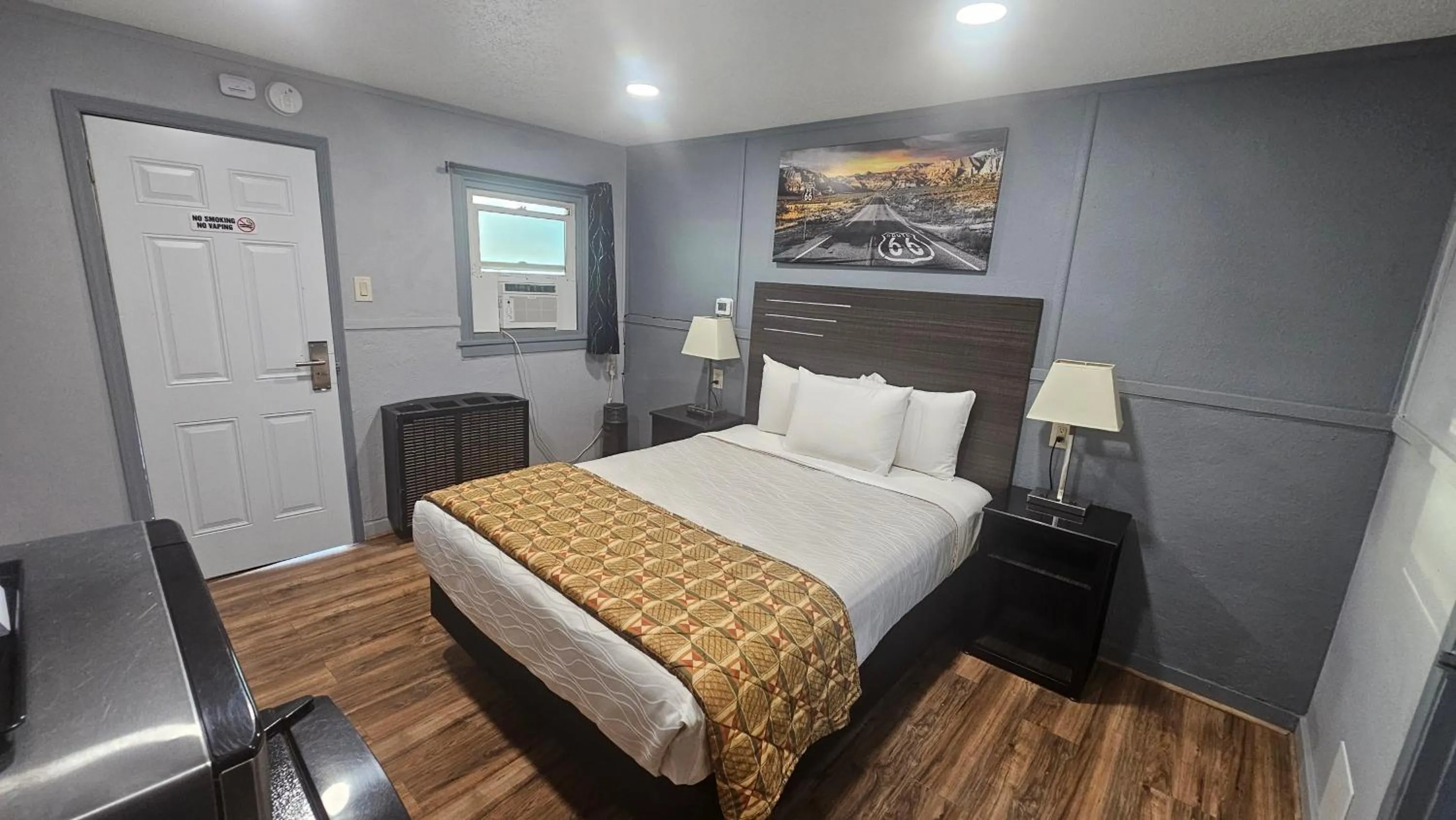 Photo of the whole room, Bed in Travelers Inn