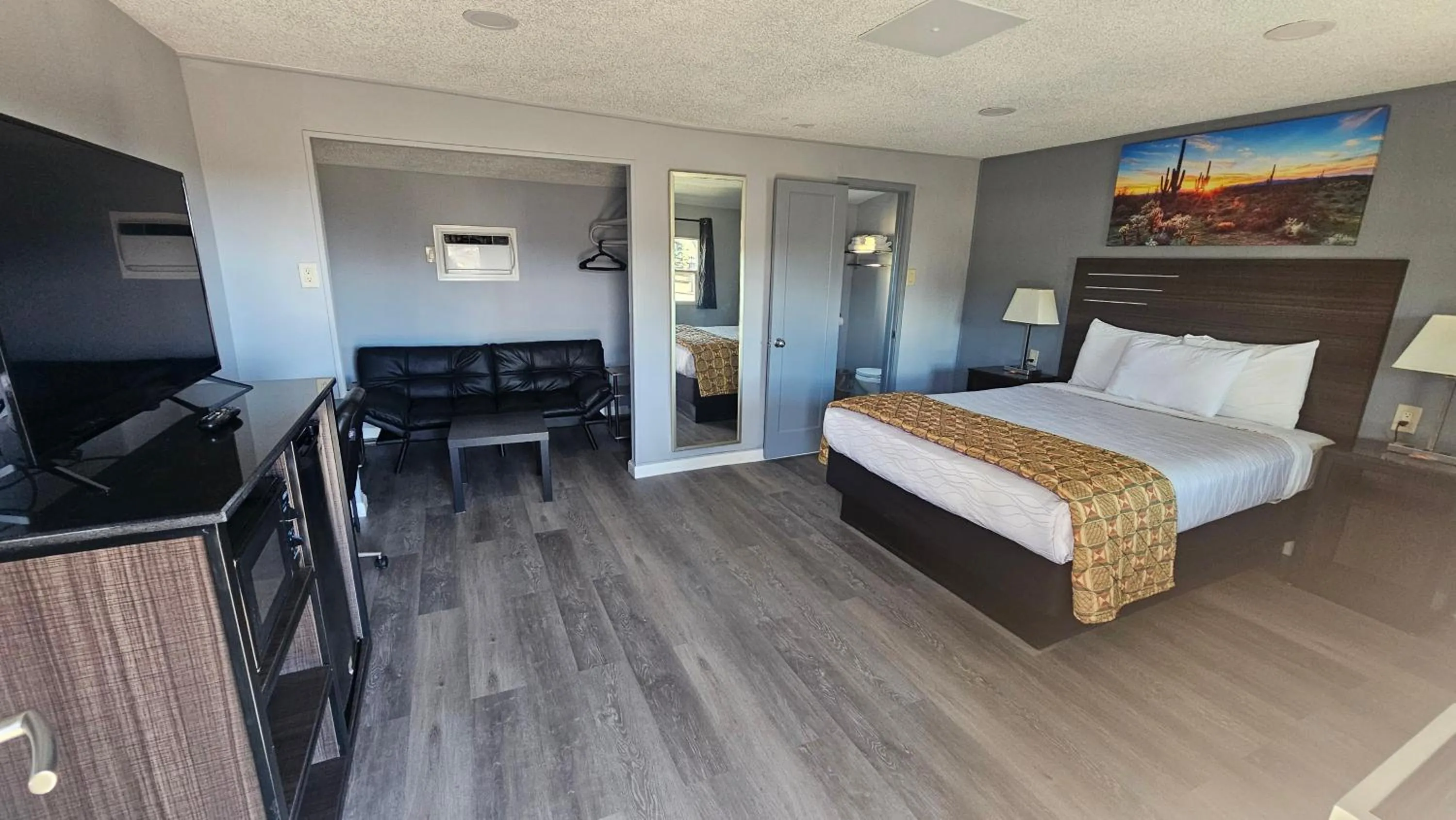 Bed in Travelers Inn