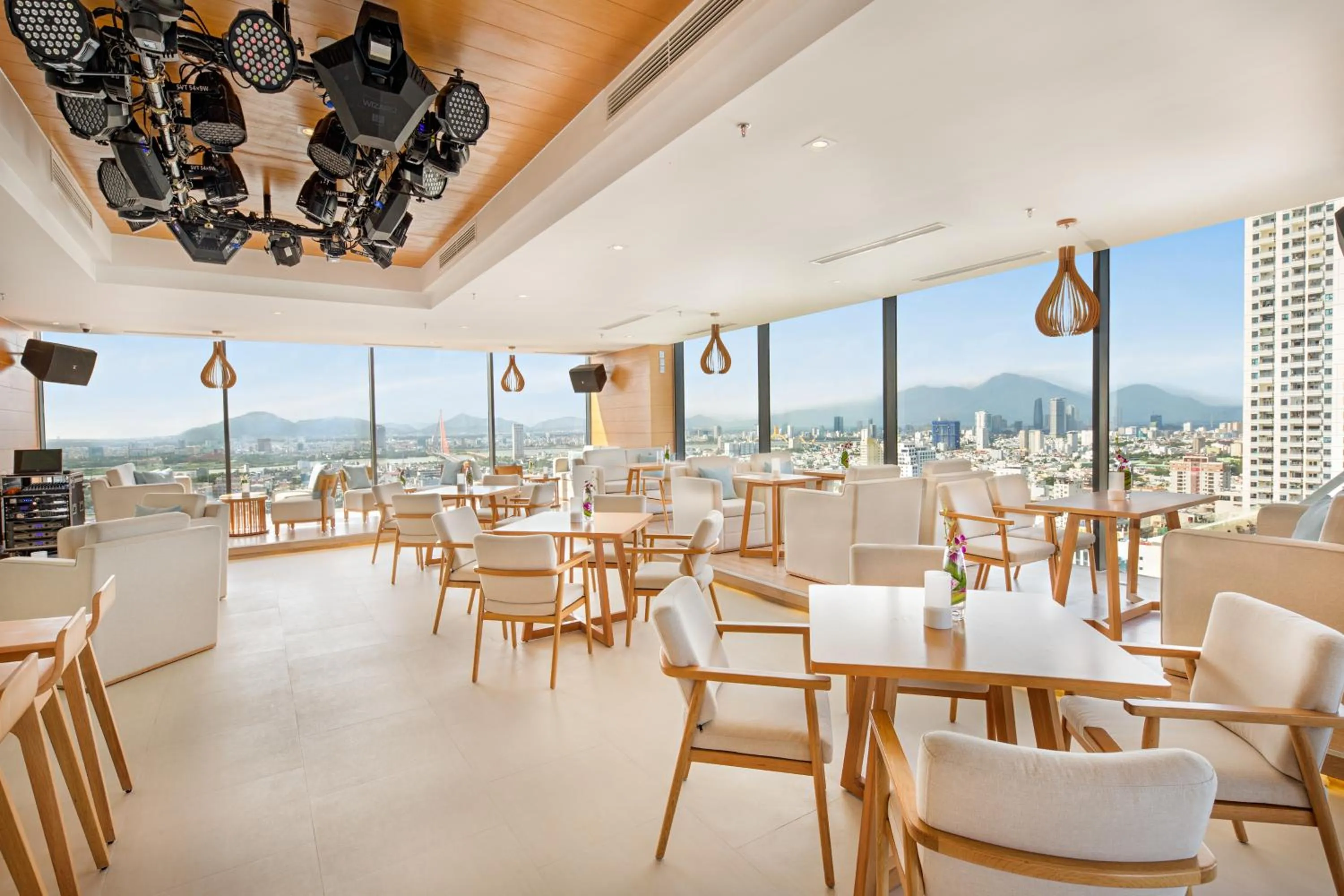 Restaurant/places to eat in TMS Hotel Da Nang Beach