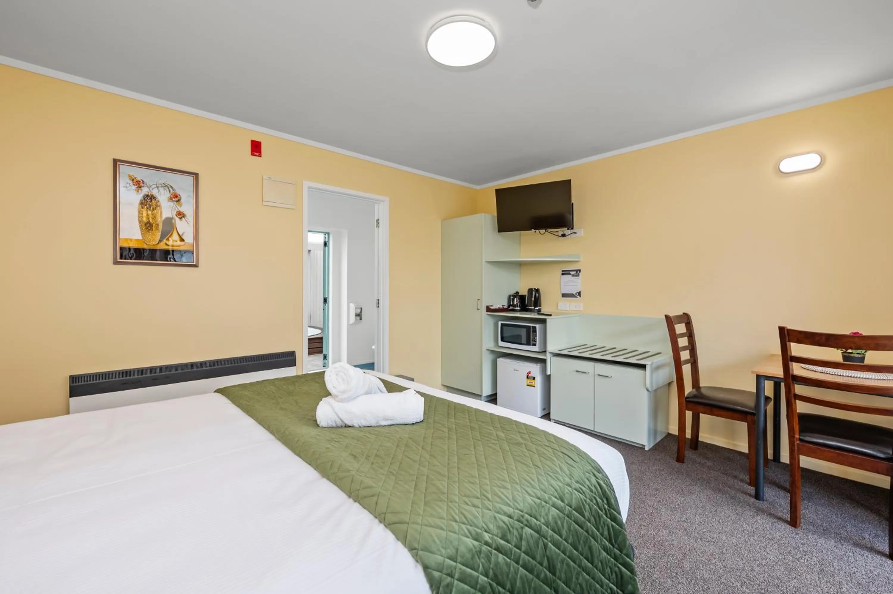 Bed in Fenton Court Motel