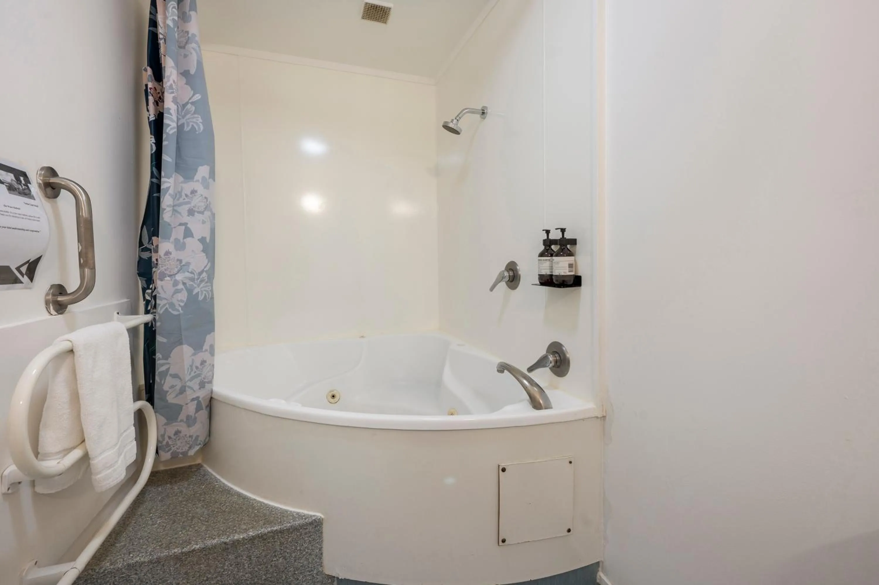 Shower in Fenton Court Motel