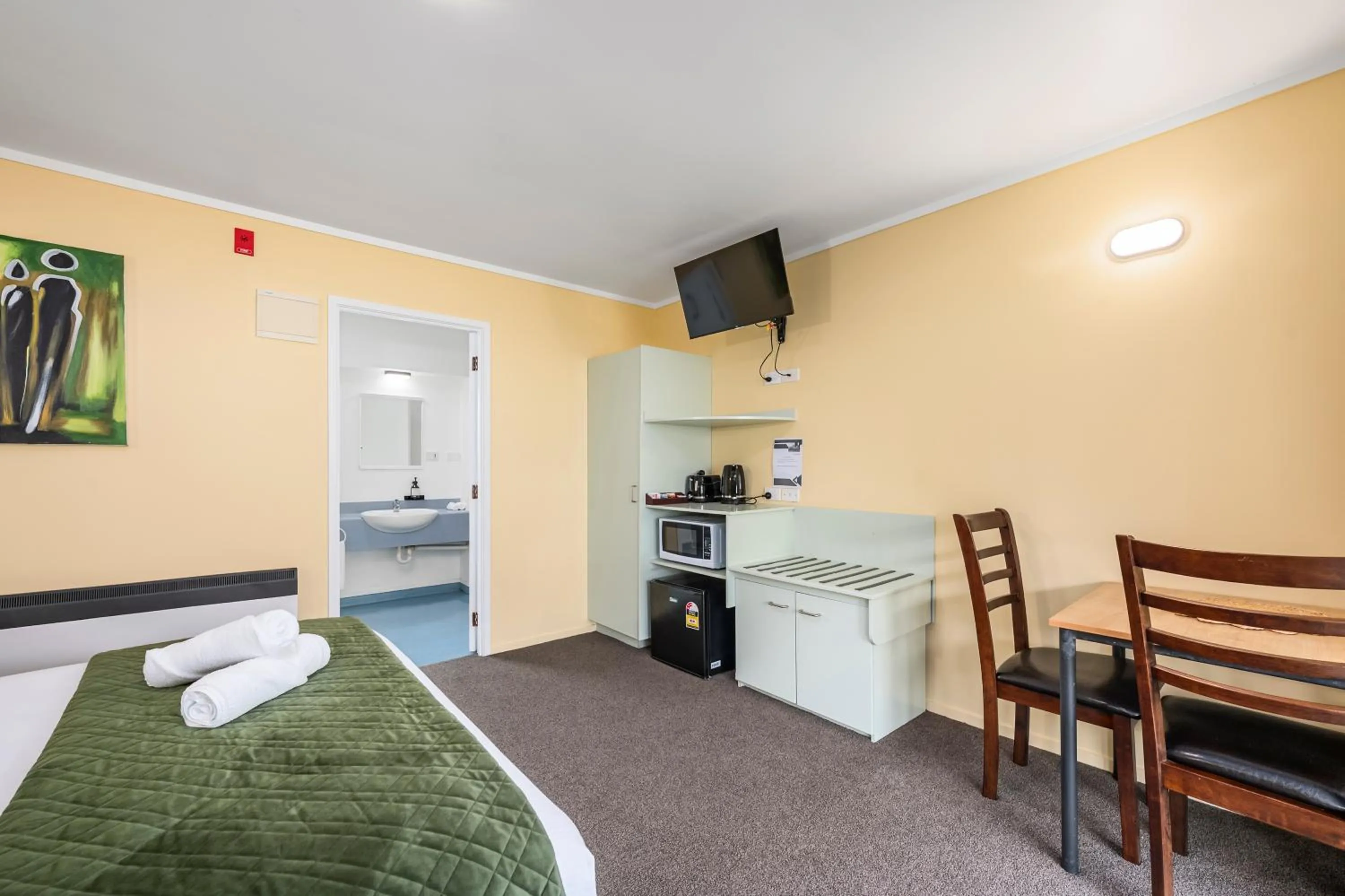 Kitchen or kitchenette, Bed in Fenton Court Motel