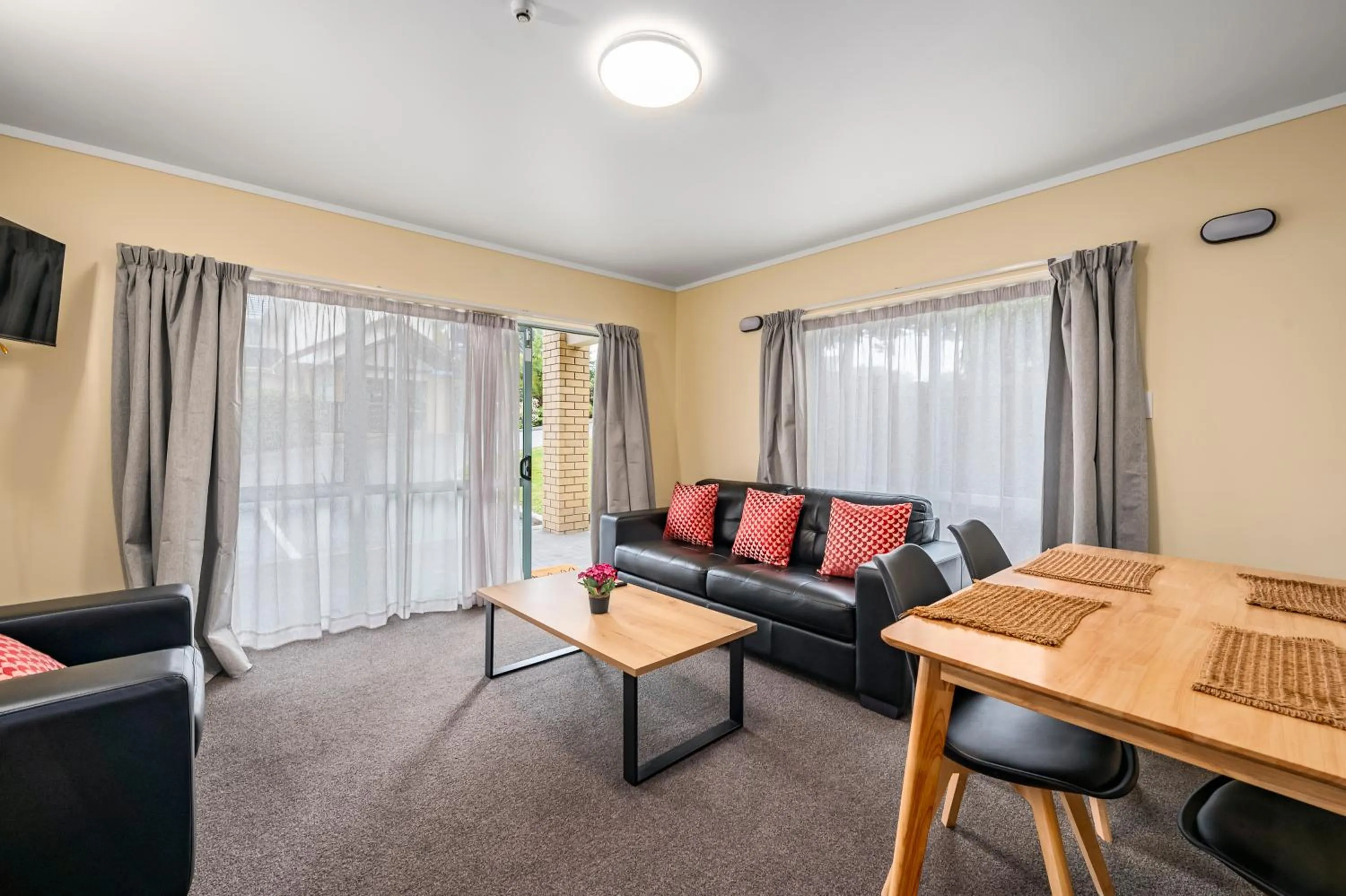 Communal lounge/ TV room in Fenton Court Motel